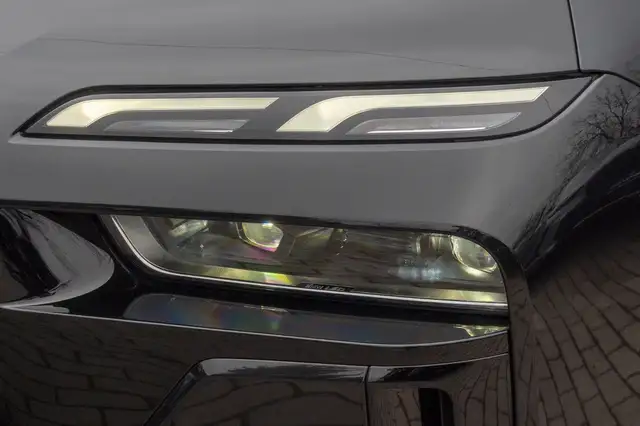 BMW 7 Series view 8