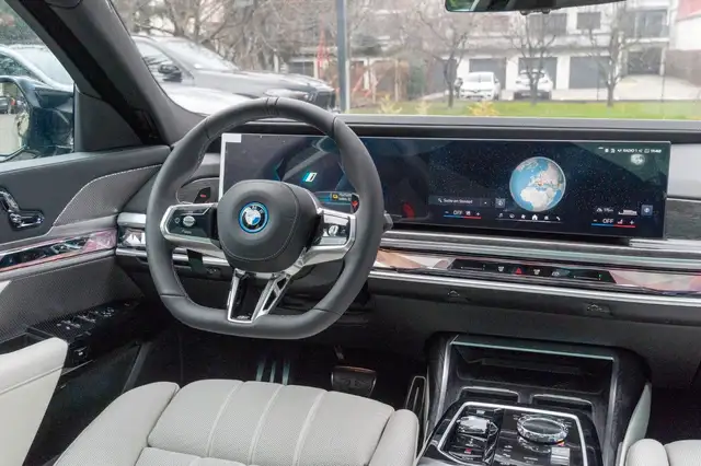 BMW 7 Series view 15