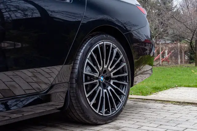 BMW 7 Series view 10