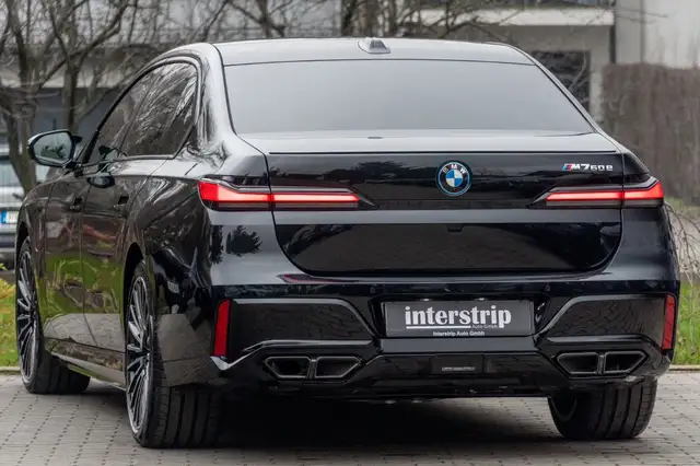 BMW 7 Series view 4