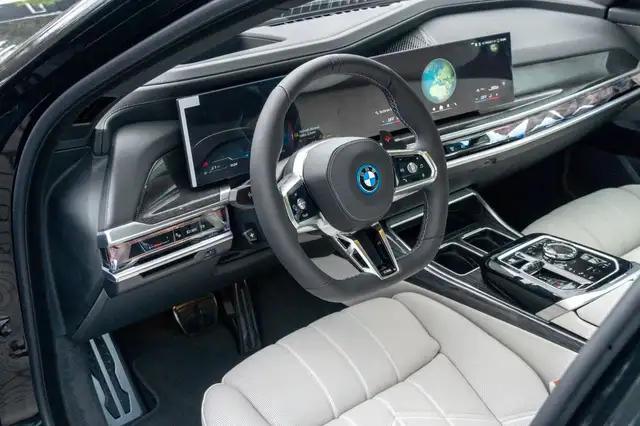 BMW 7 Series view 12