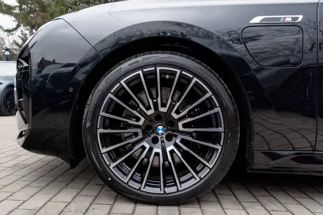 BMW 7 Series view 9