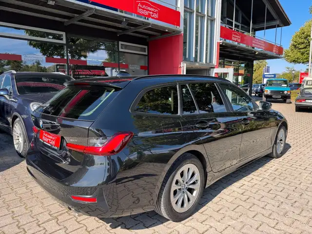 BMW 3 Series view 4