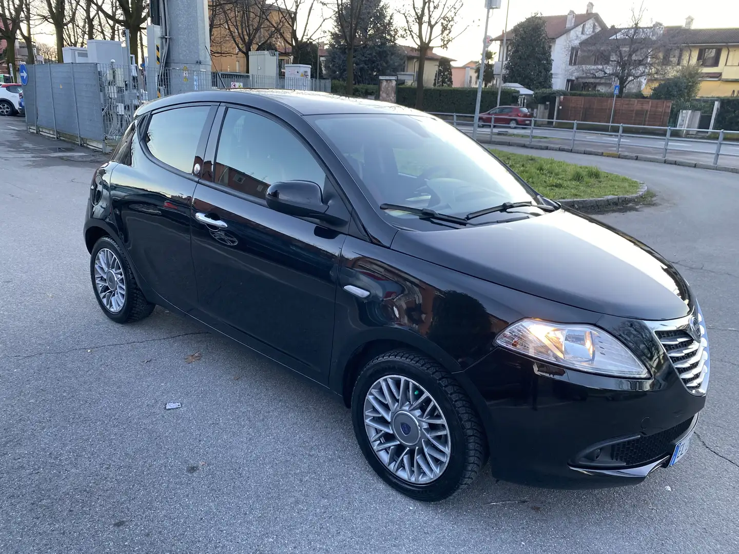 Lancia Ypsilon 1.2 8v Silver ecochic Gpl 69cv NEOPATENTATI Schwarz - 2