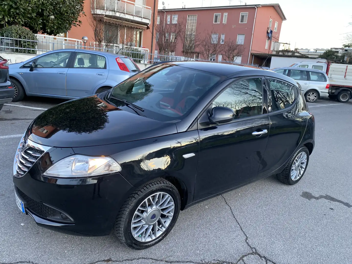 Lancia Ypsilon 1.2 8v Silver ecochic Gpl 69cv NEOPATENTATI Schwarz - 1