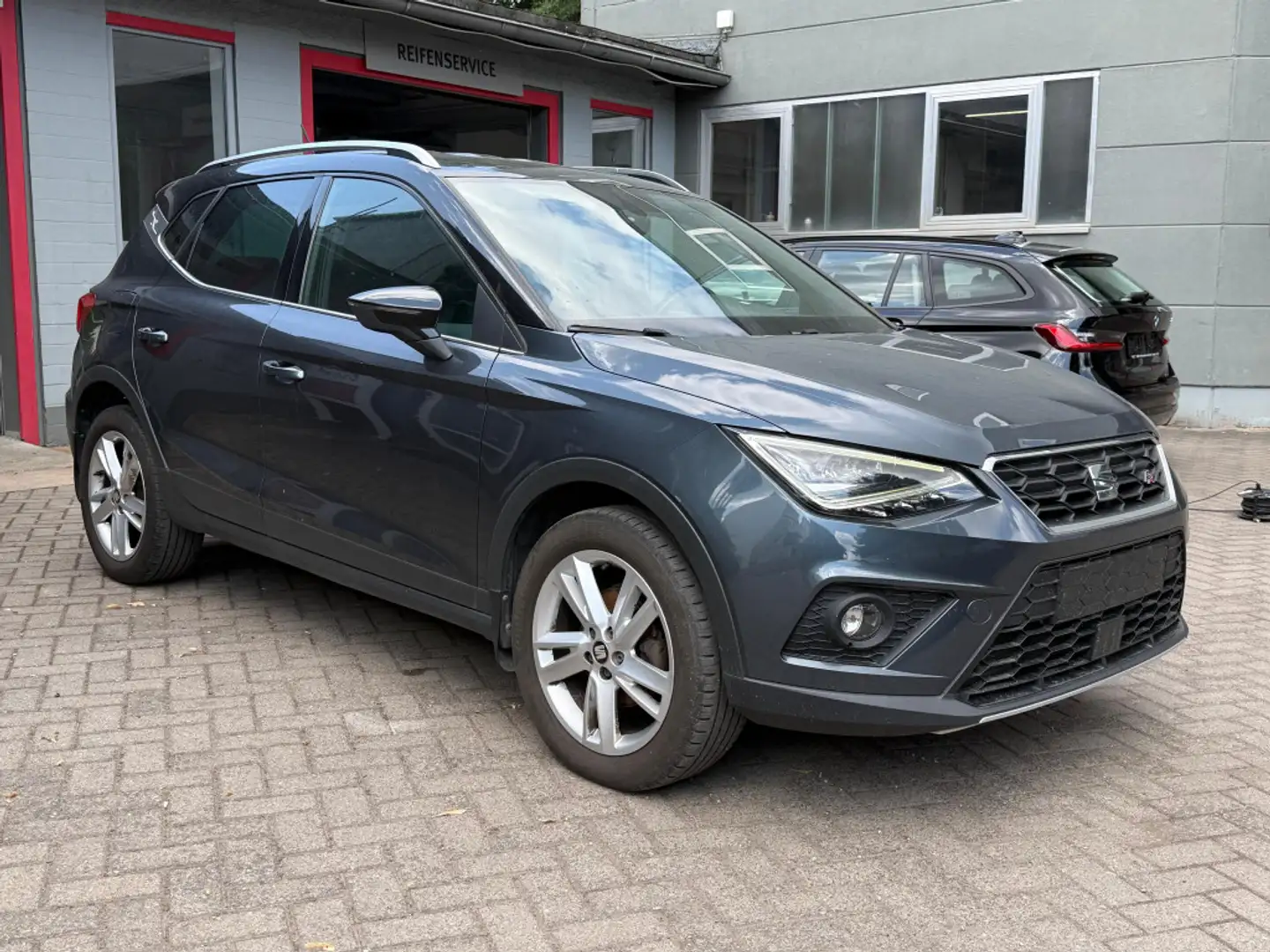 SEAT Arona 1.0 TSI DSG FR LINE LED+NAV+AHK+ACC+SHZ+ Gris - 1