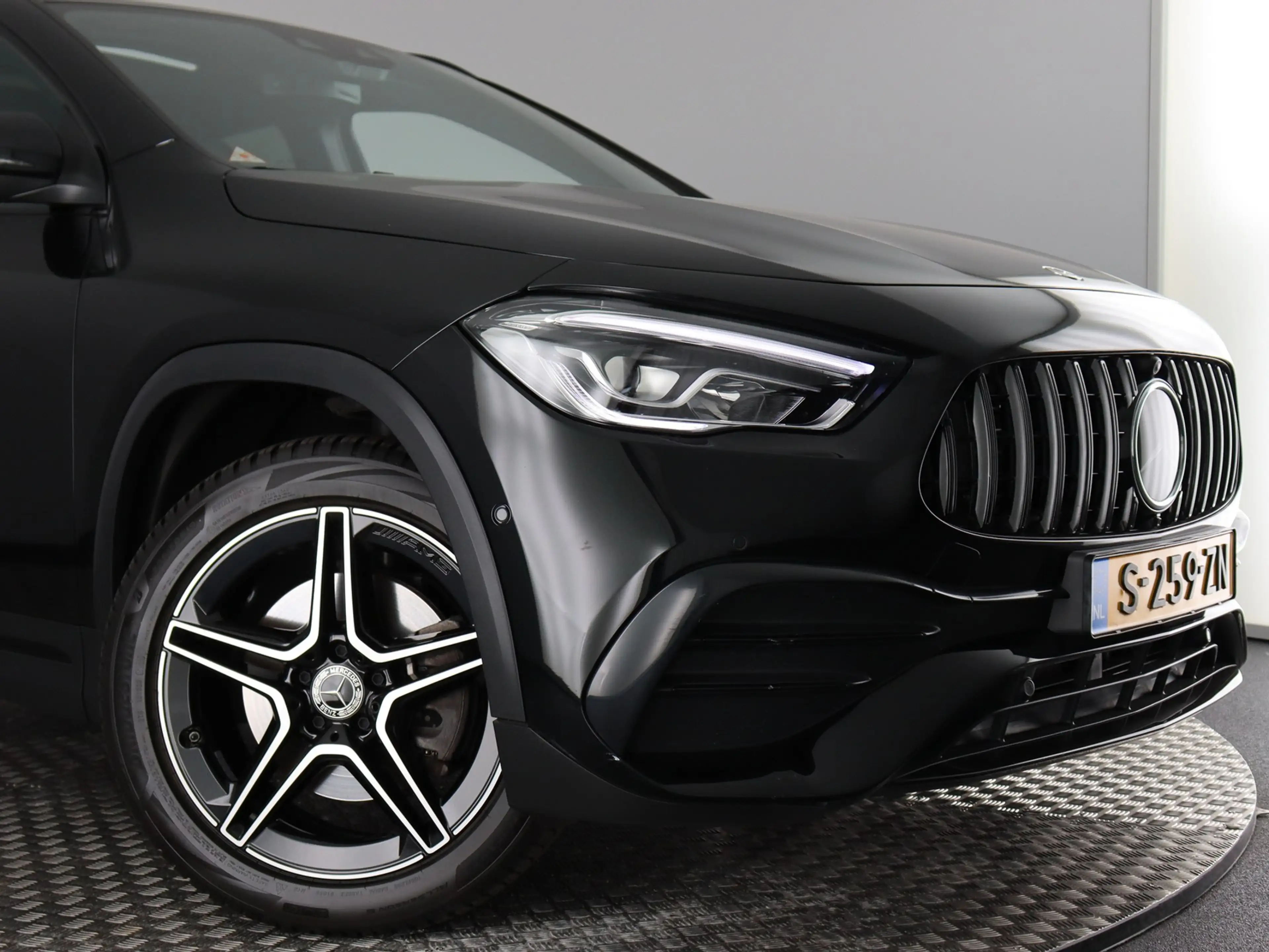 Mercedes-Benz GLA 250 e AMG Line (Pano / 360 Camera / Burmester / ACC / — photo 5