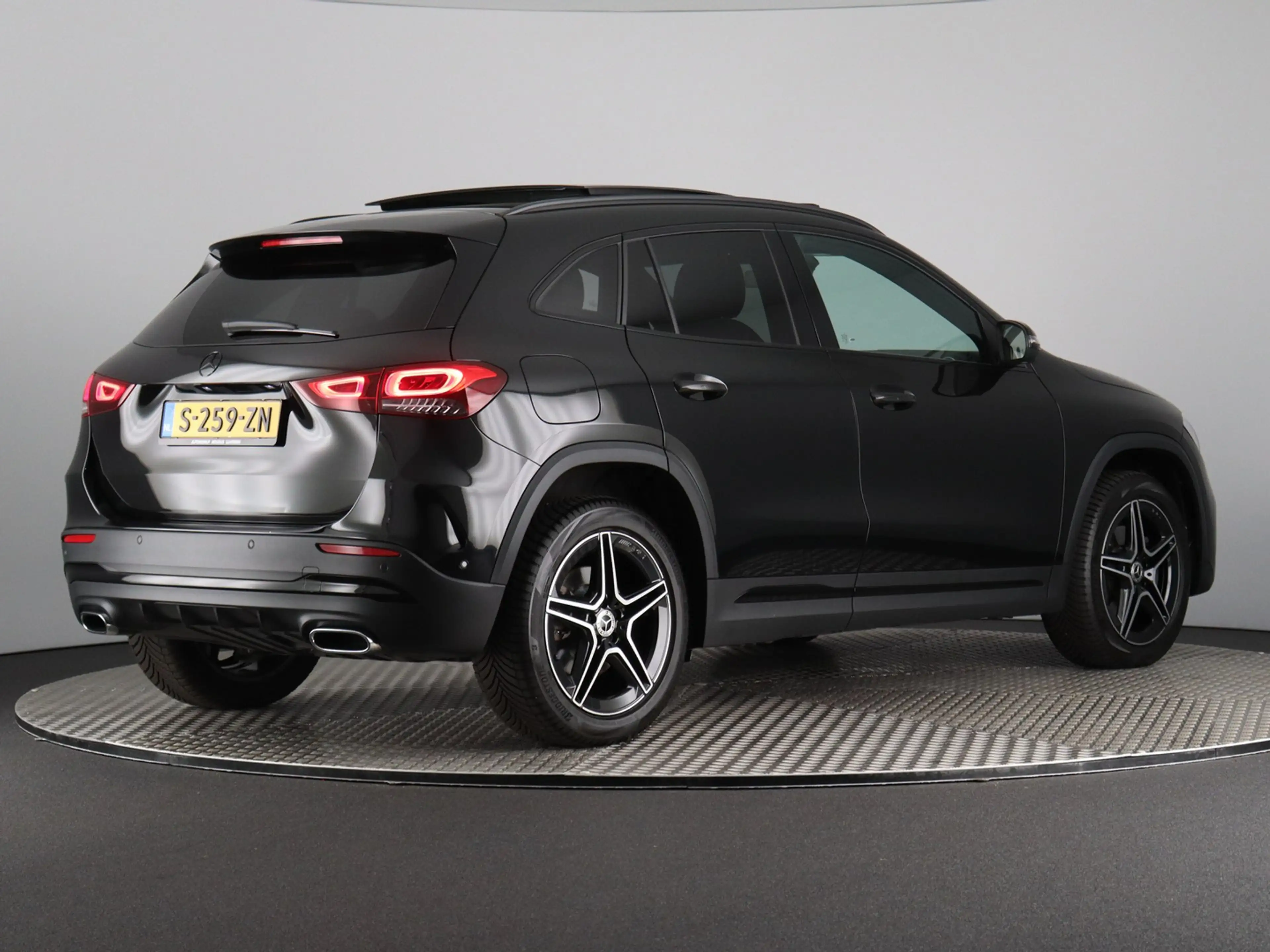 Mercedes-Benz GLA 250 e AMG Line (Pano / 360 Camera / Burmester / ACC / — photo 2