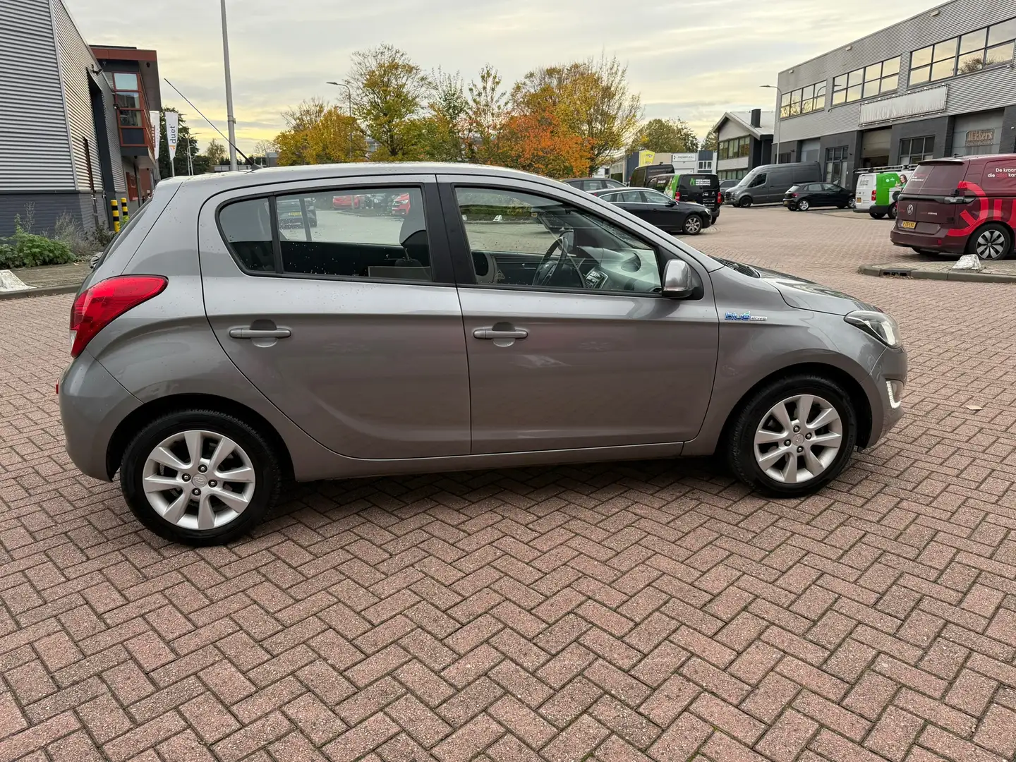 Hyundai i20 1.2i i-Deal AIRCO Volledig onderhouden APK 10-2026 Gris - 2