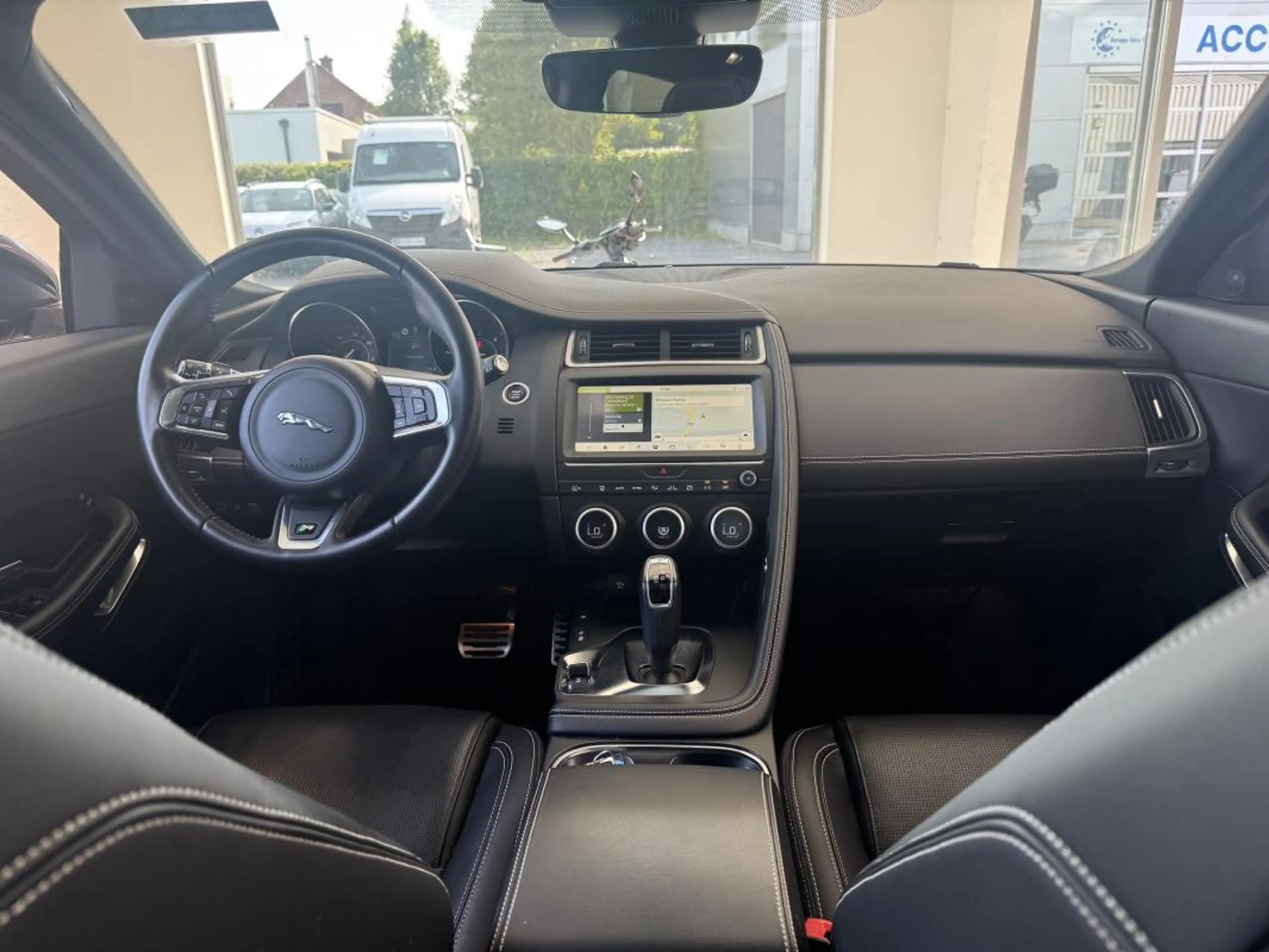 Jaguar E-Pace S R-DYNAMIC AWD D150 1er MAIN TOIT PANO CUIR GPS GAR 12M — photo 9