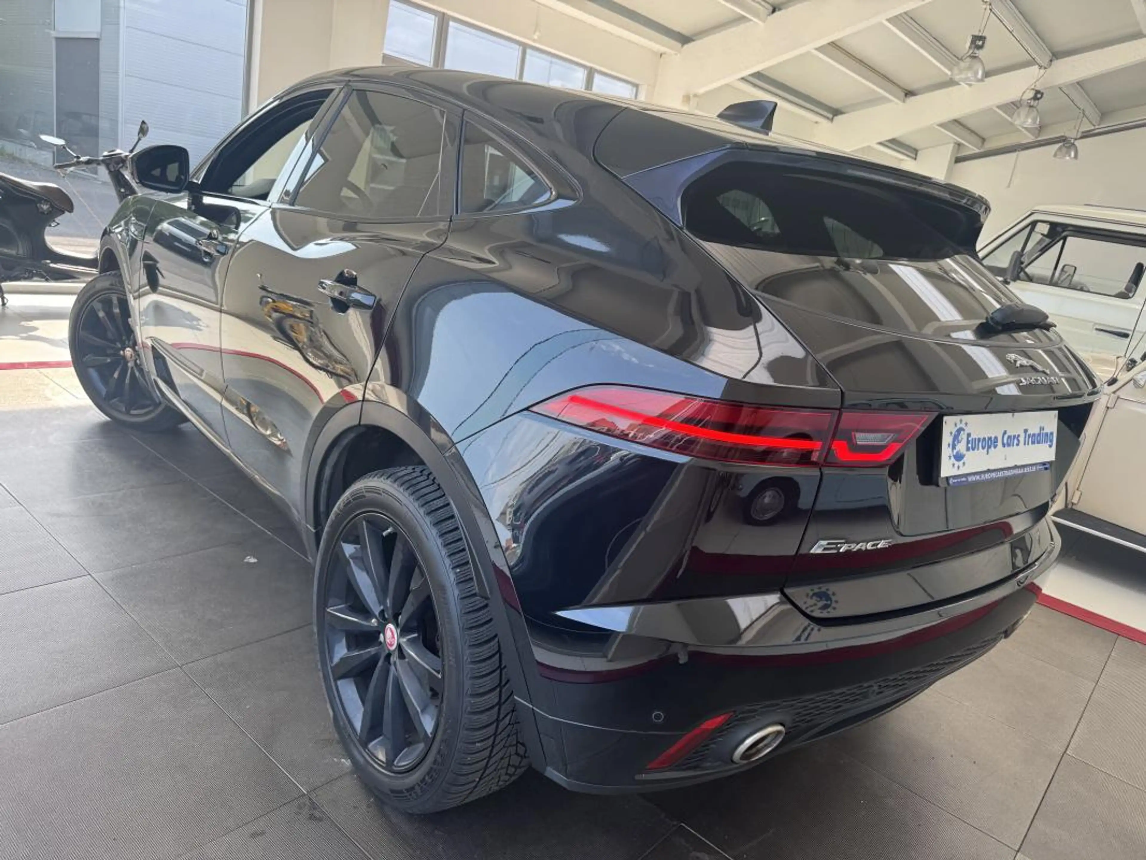 Jaguar E-Pace S R-DYNAMIC AWD D150 1er MAIN TOIT PANO CUIR GPS GAR 12M — photo 4