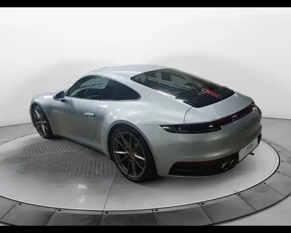 Porsche 911 view 7