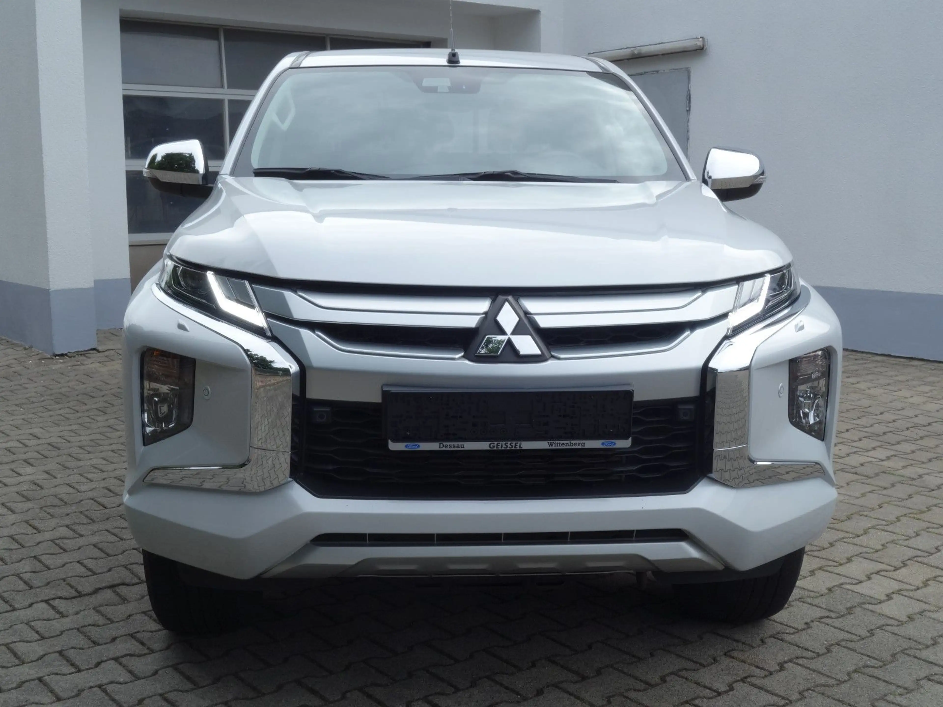 Mitsubishi L200 Intro Edition Doka 4WD Autom KLIMA AHK NAVI — photo 3