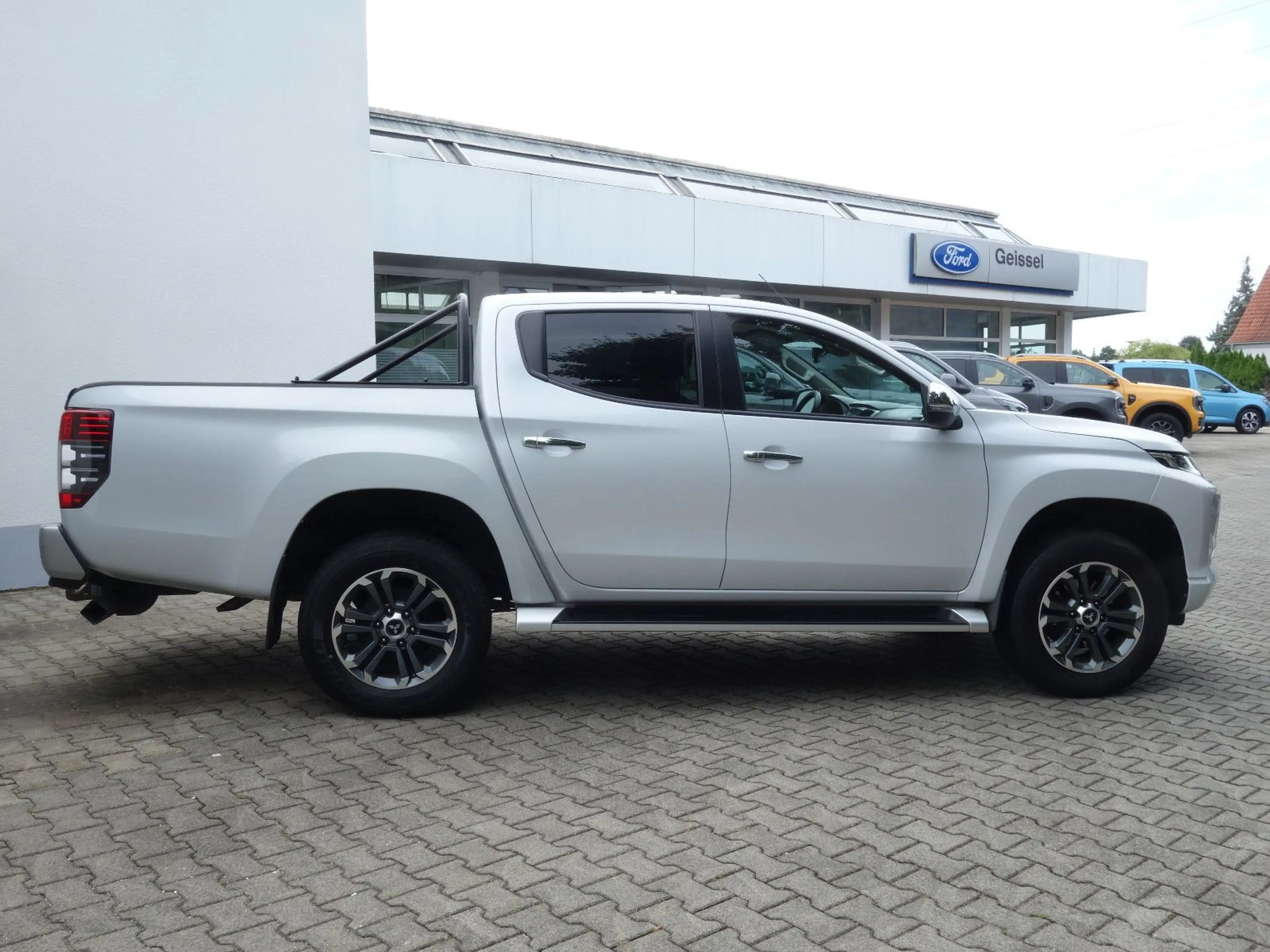 Mitsubishi L200 Intro Edition Doka 4WD Autom KLIMA AHK NAVI — photo 6