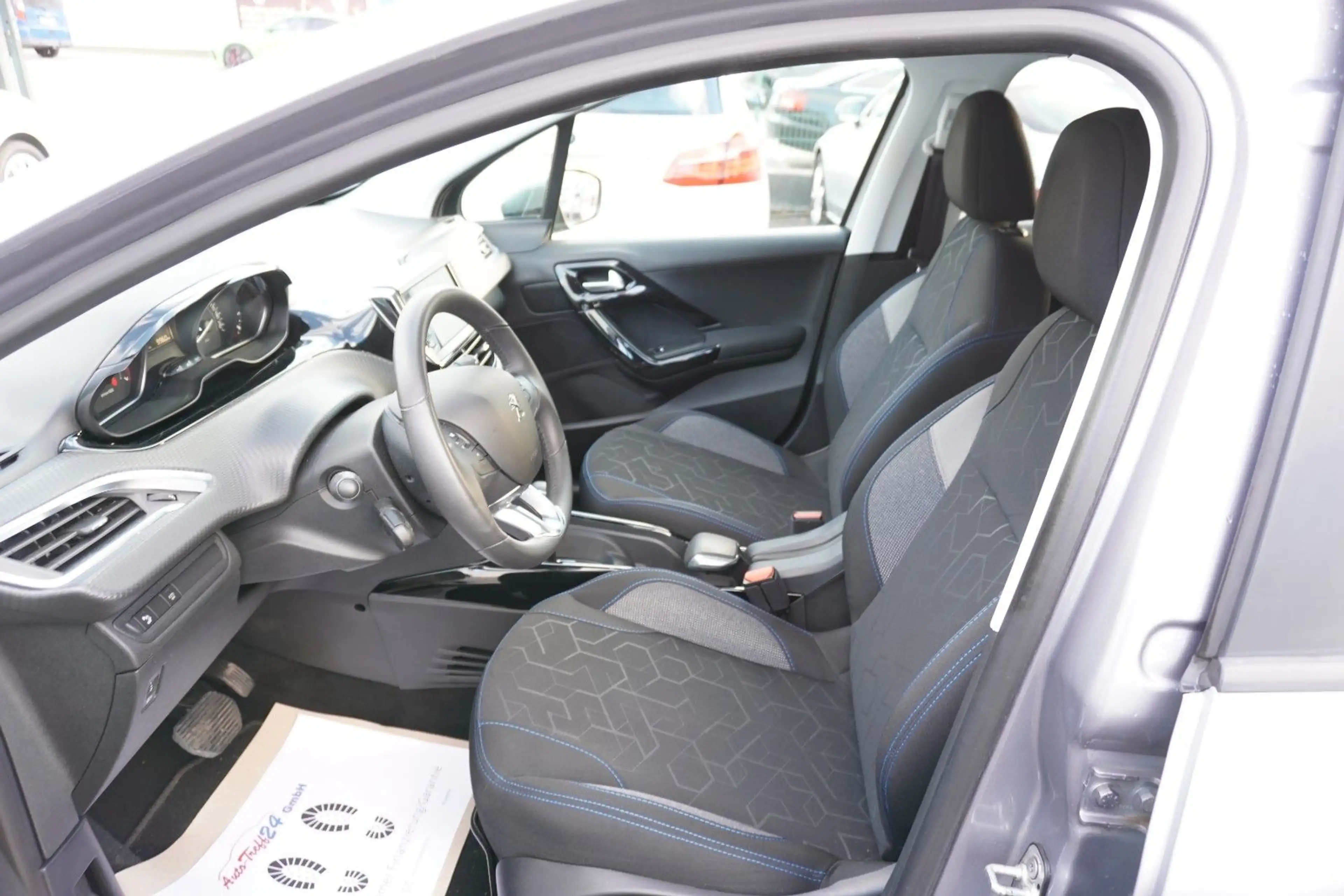 Peugeot 2008 Signature Automatik*Navi*nur 8.425 KM*1.HD — photo 13