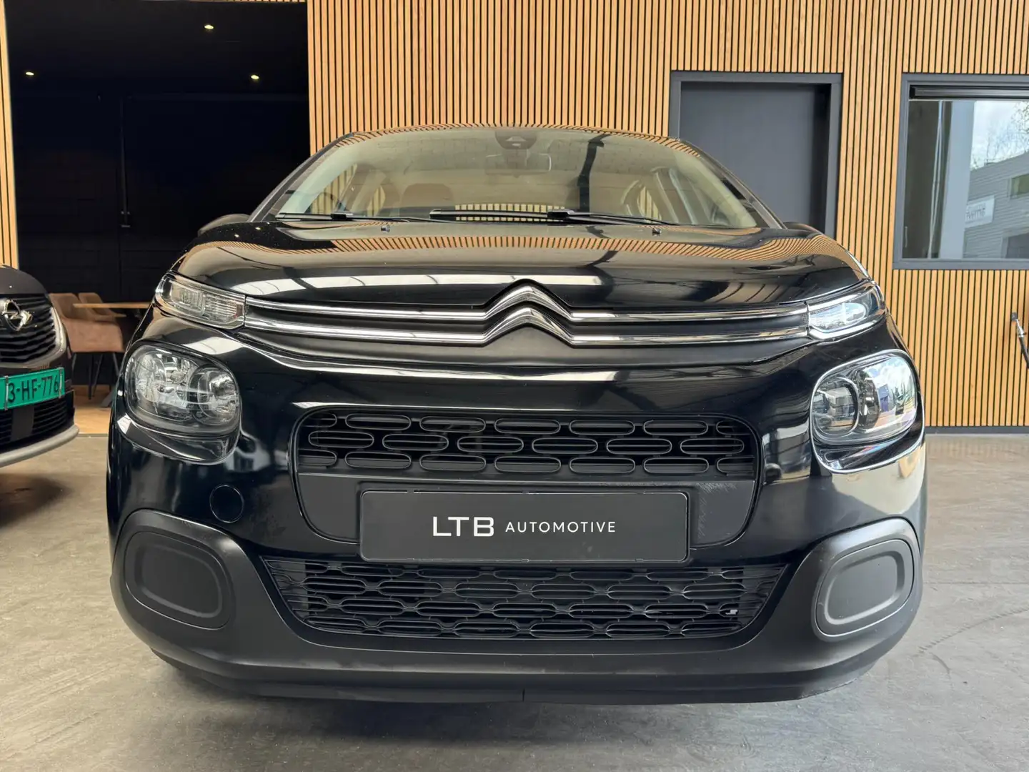 Citroen C3 1.2 PureTech S&S Live Airco|Cruise|Carplay|APK Zwart - 2
