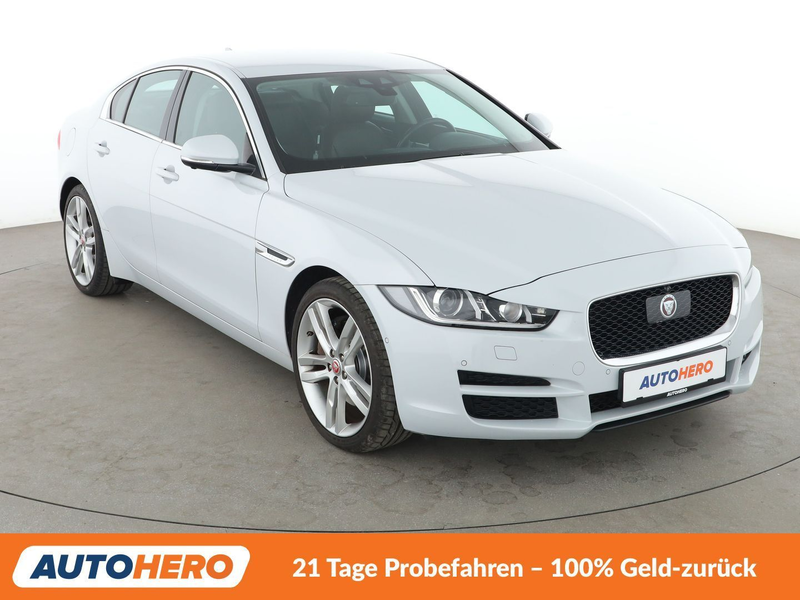 Jaguar XE 25t Portfolio Aut.*NAVI*XENON*TEMPO*360°*PDC*SHZ* — photo 8