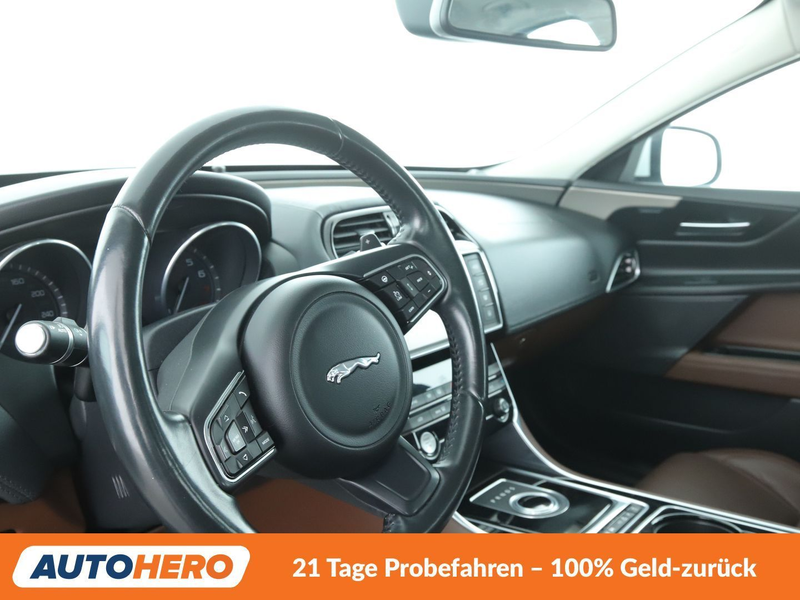 Jaguar XE 25t Portfolio Aut.*NAVI*XENON*TEMPO*360°*PDC*SHZ* — photo 11