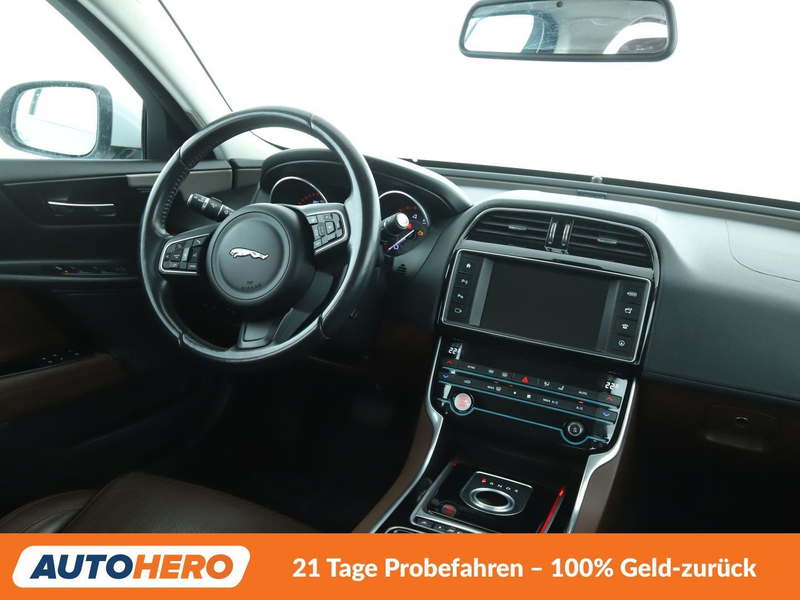 Jaguar XE 25t Portfolio Aut.*NAVI*XENON*TEMPO*360°*PDC*SHZ* — photo 13