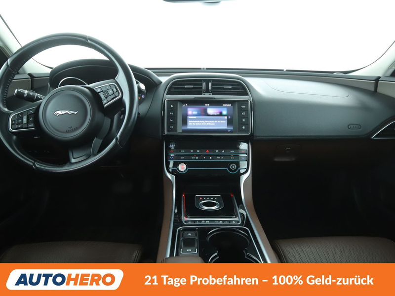 Jaguar XE 25t Portfolio Aut.*NAVI*XENON*TEMPO*360°*PDC*SHZ* — photo 12