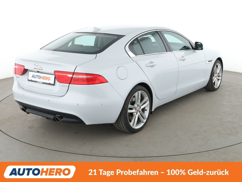 Jaguar XE 25t Portfolio Aut.*NAVI*XENON*TEMPO*360°*PDC*SHZ* — photo 6