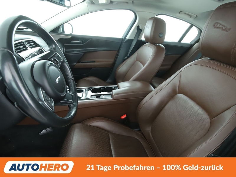 Jaguar XE 25t Portfolio Aut.*NAVI*XENON*TEMPO*360°*PDC*SHZ* — photo 10