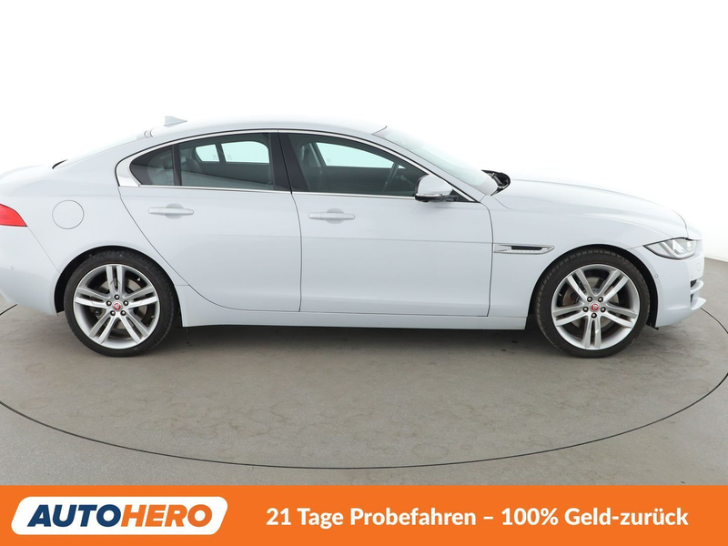 Jaguar XE 25t Portfolio Aut.*NAVI*XENON*TEMPO*360°*PDC*SHZ* — photo 7