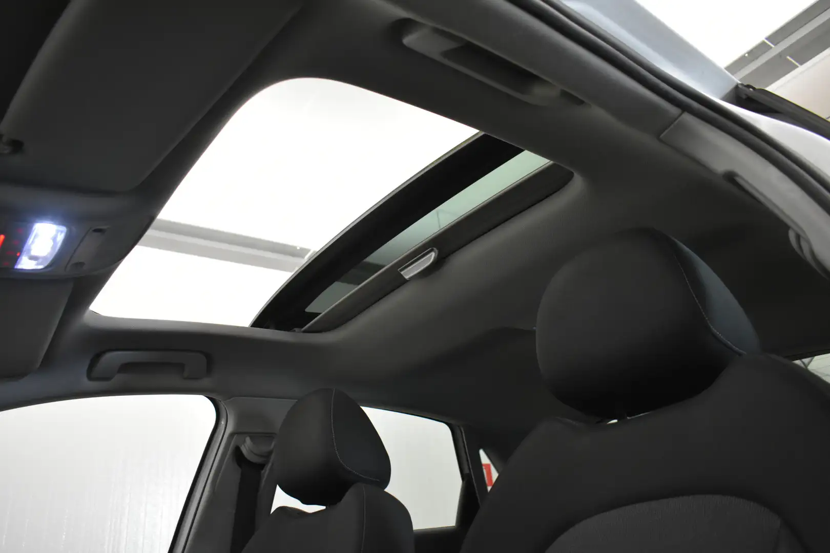 Audi A1 Sportback 1.4 TFSI Attrac Pano PDC Stoel Ver Bose Weiß - 2