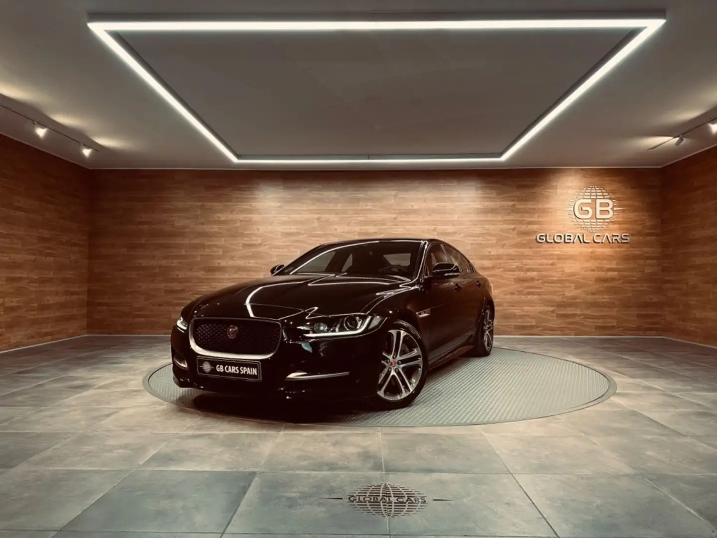 Jaguar XE 2.0 I4 R-Sport AWD Aut. 250 Noir - 1
