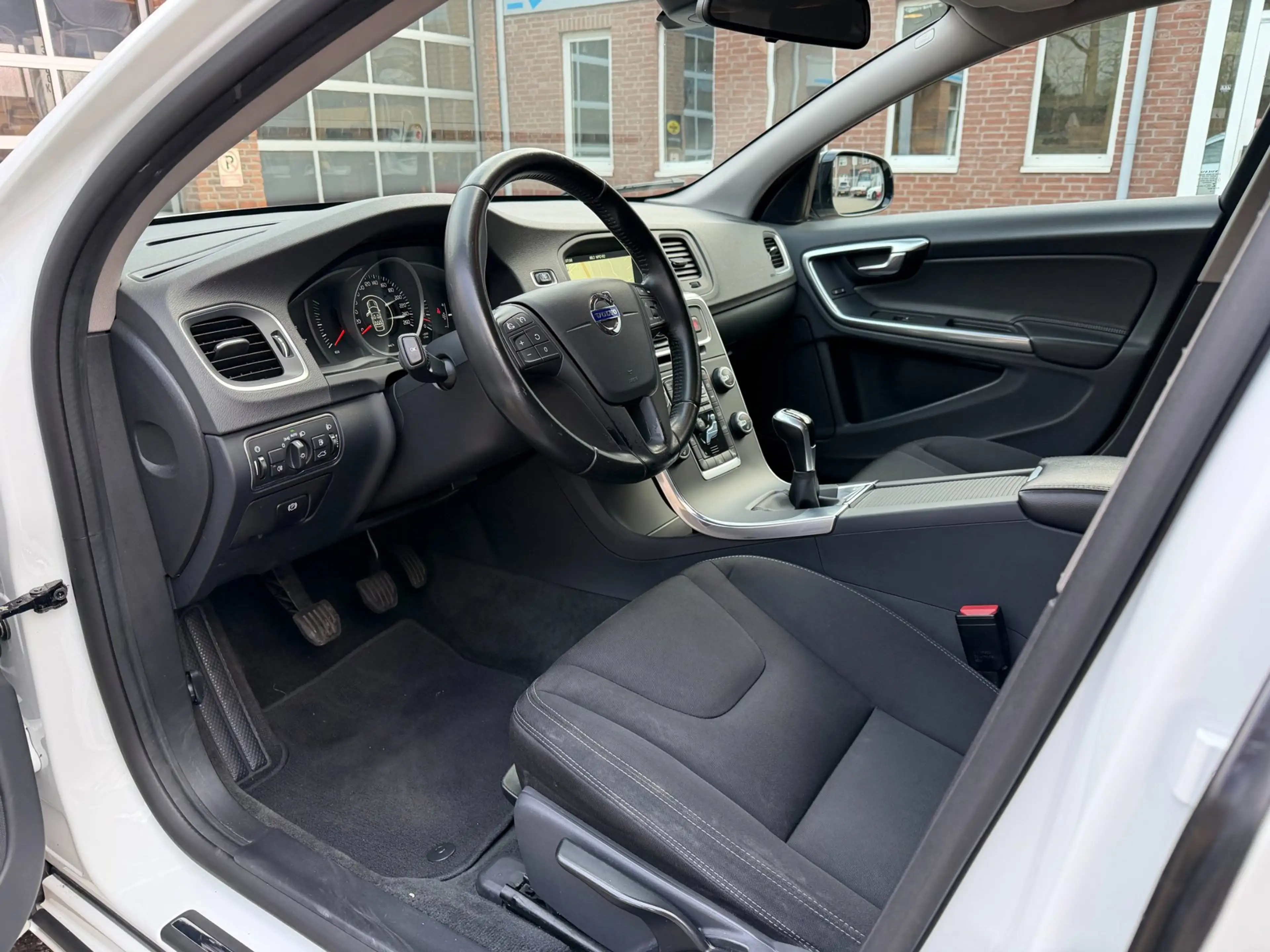 Volvo V60 Cross Country 2.0 D3 Momentum, Navi, cruise, stoelverw, trekhaak — photo 6