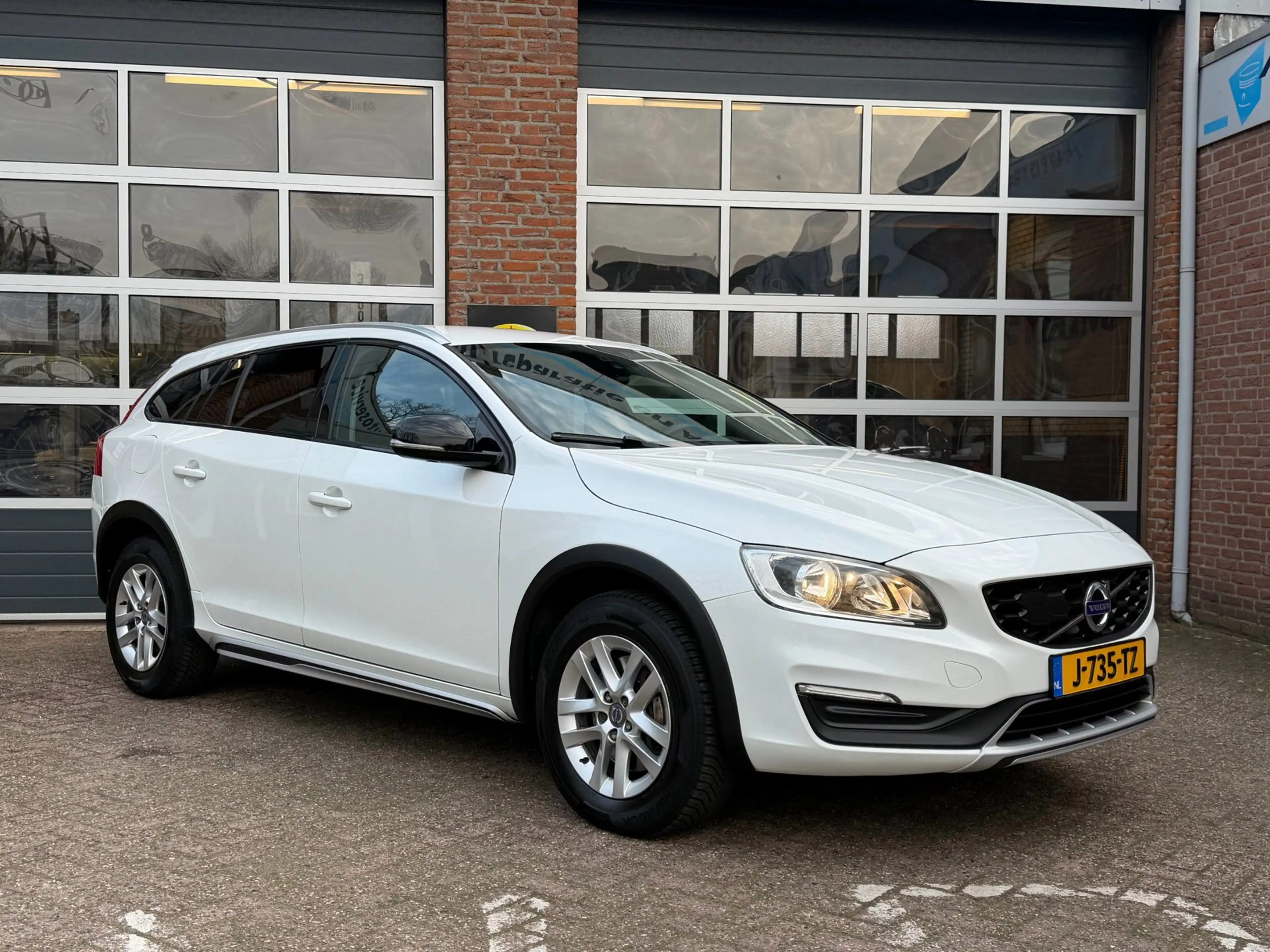 Volvo V60 Cross Country 2.0 D3 Momentum, Navi, cruise, stoelverw, trekhaak — photo 4