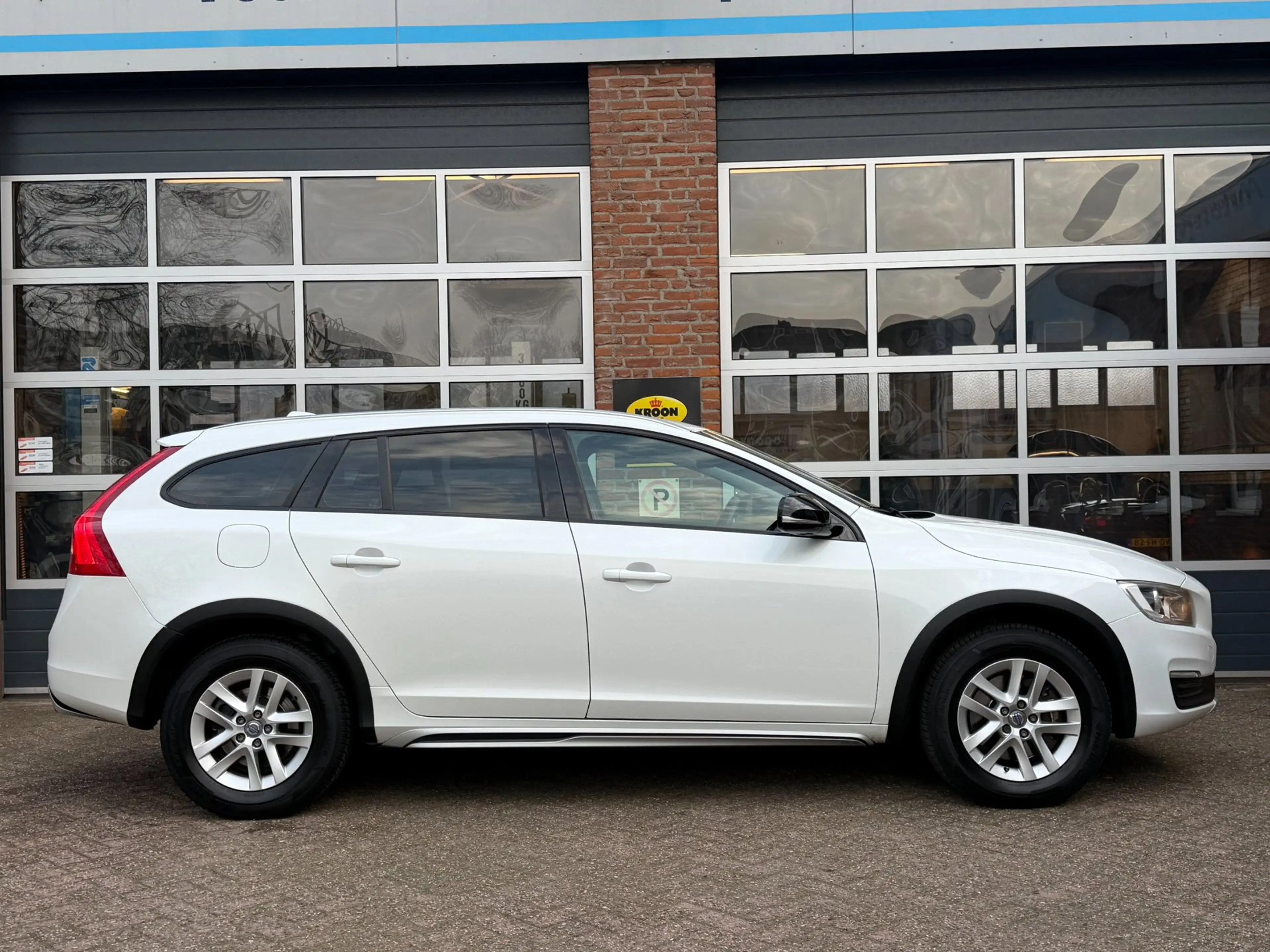 Volvo V60 Cross Country 2.0 D3 Momentum, Navi, cruise, stoelverw, trekhaak — photo 5