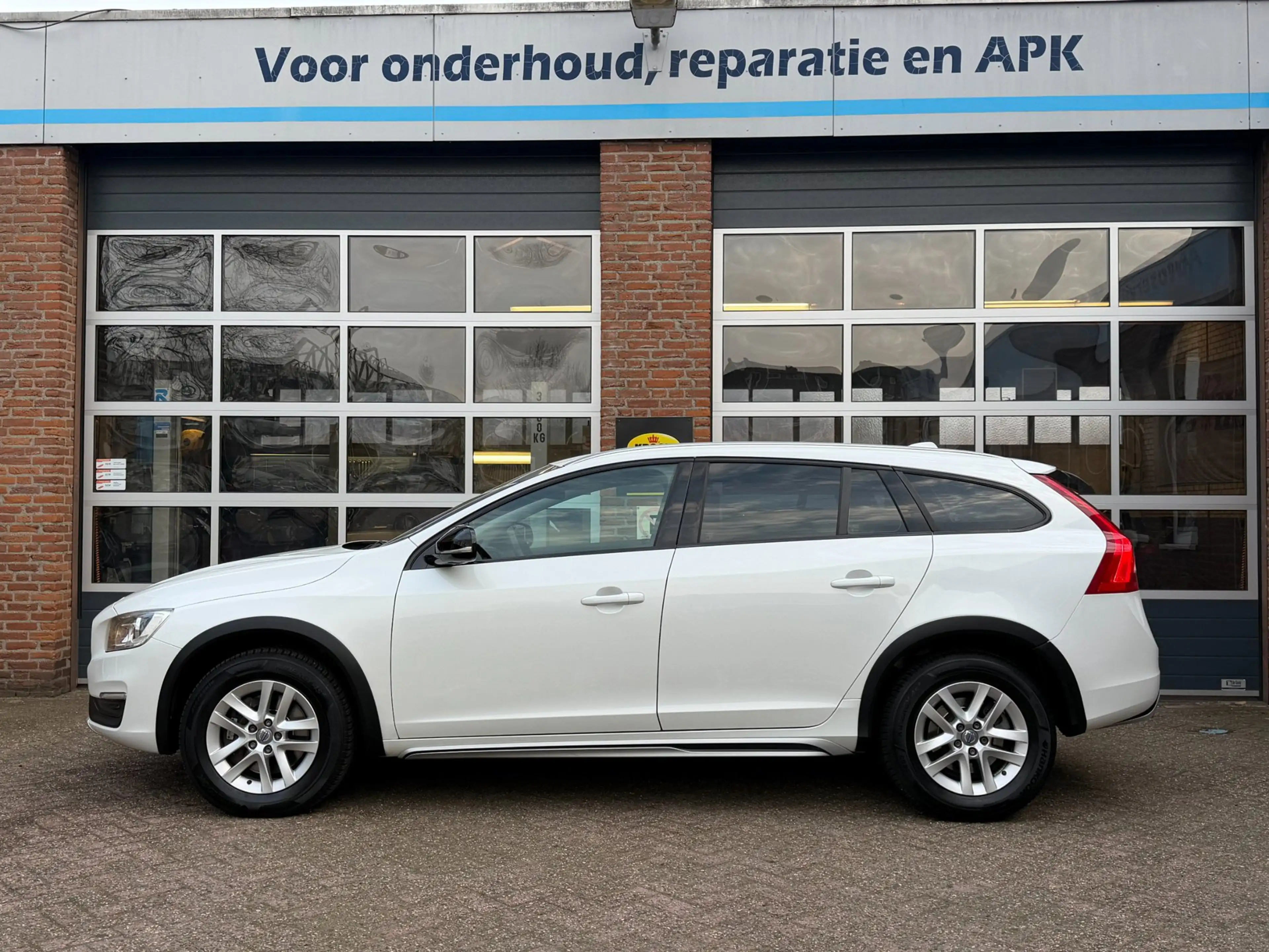 Volvo V60 Cross Country 2.0 D3 Momentum, Navi, cruise, stoelverw, trekhaak — photo 2