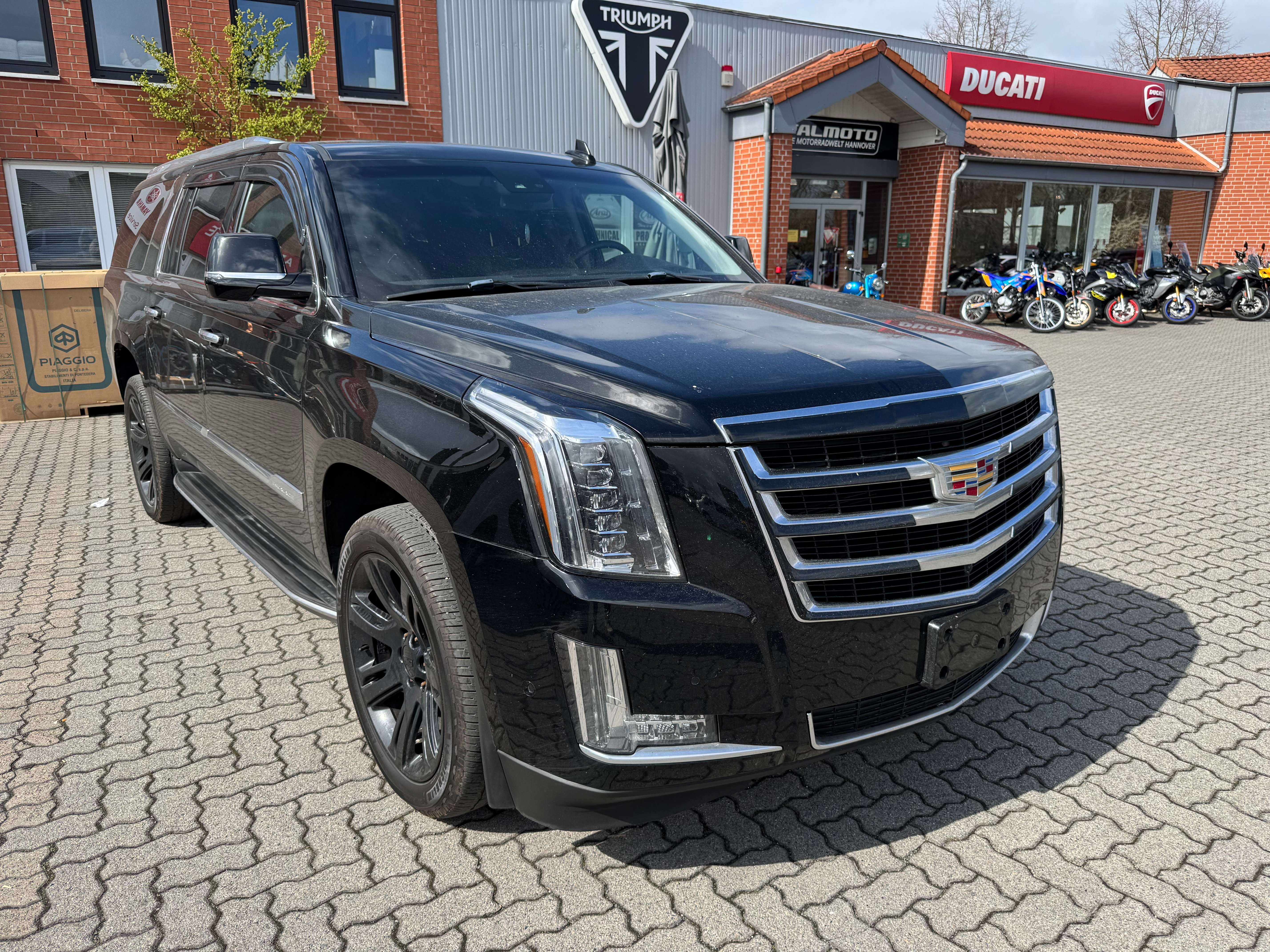 Second hand Cadillac Escalade 6.2 V8
