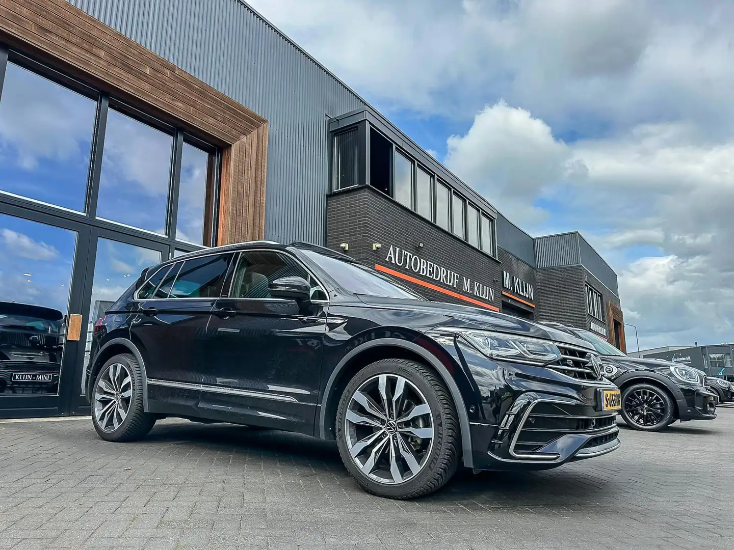 Volkswagen Tiguan 1.5 TSI R-Line Business F1 Aut/Trekhaak/Pano/Camer Zwart - 1