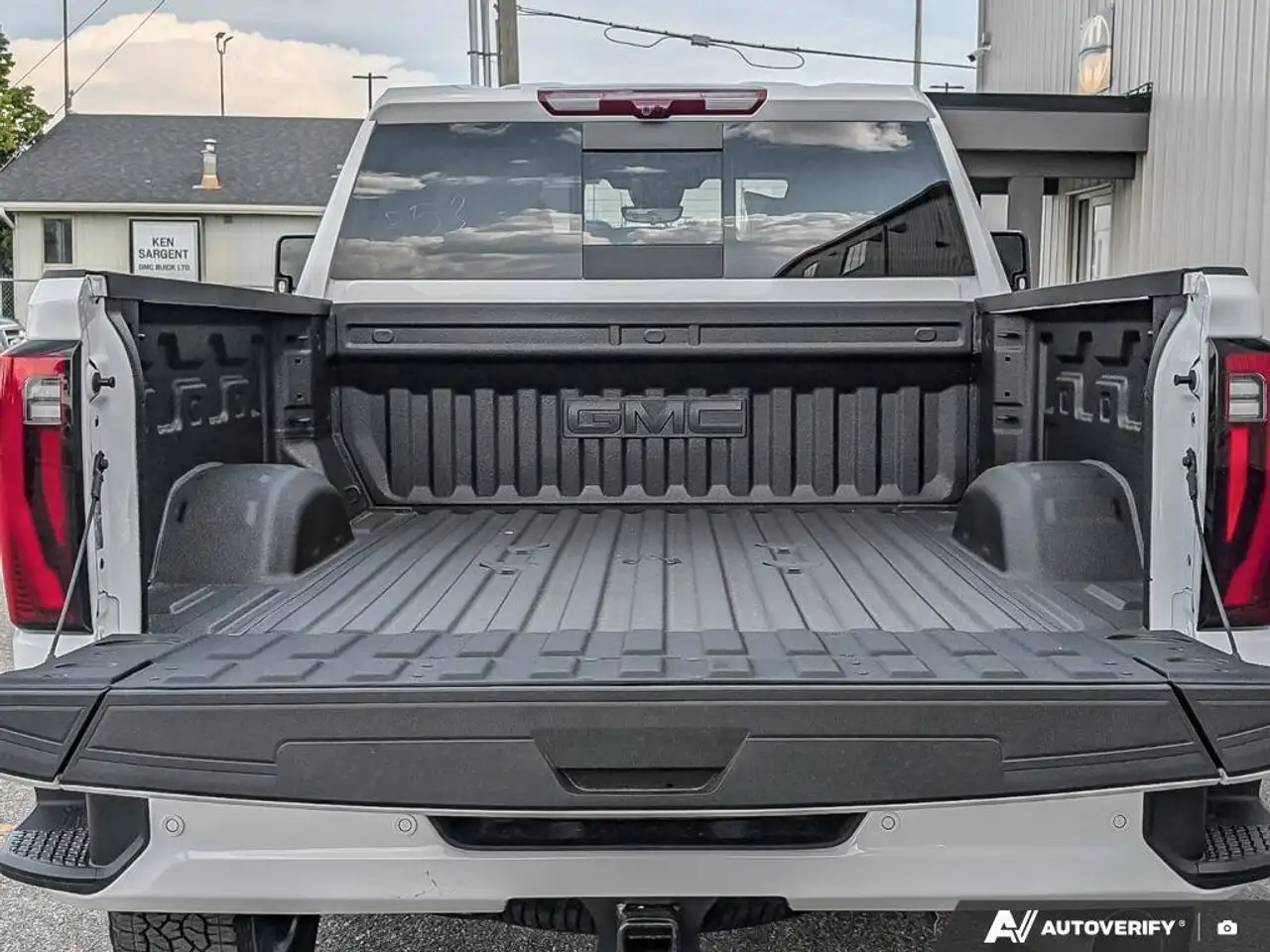GMC Sierra 3500HD снимка GMC Sierra 3500HD
