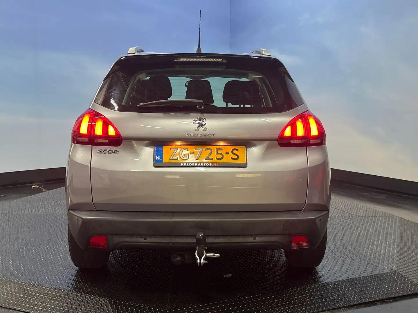 Peugeot 2008 1.2 PureTech Blue Lion Trekhaak, Carplay, Cruise Grijs - 2