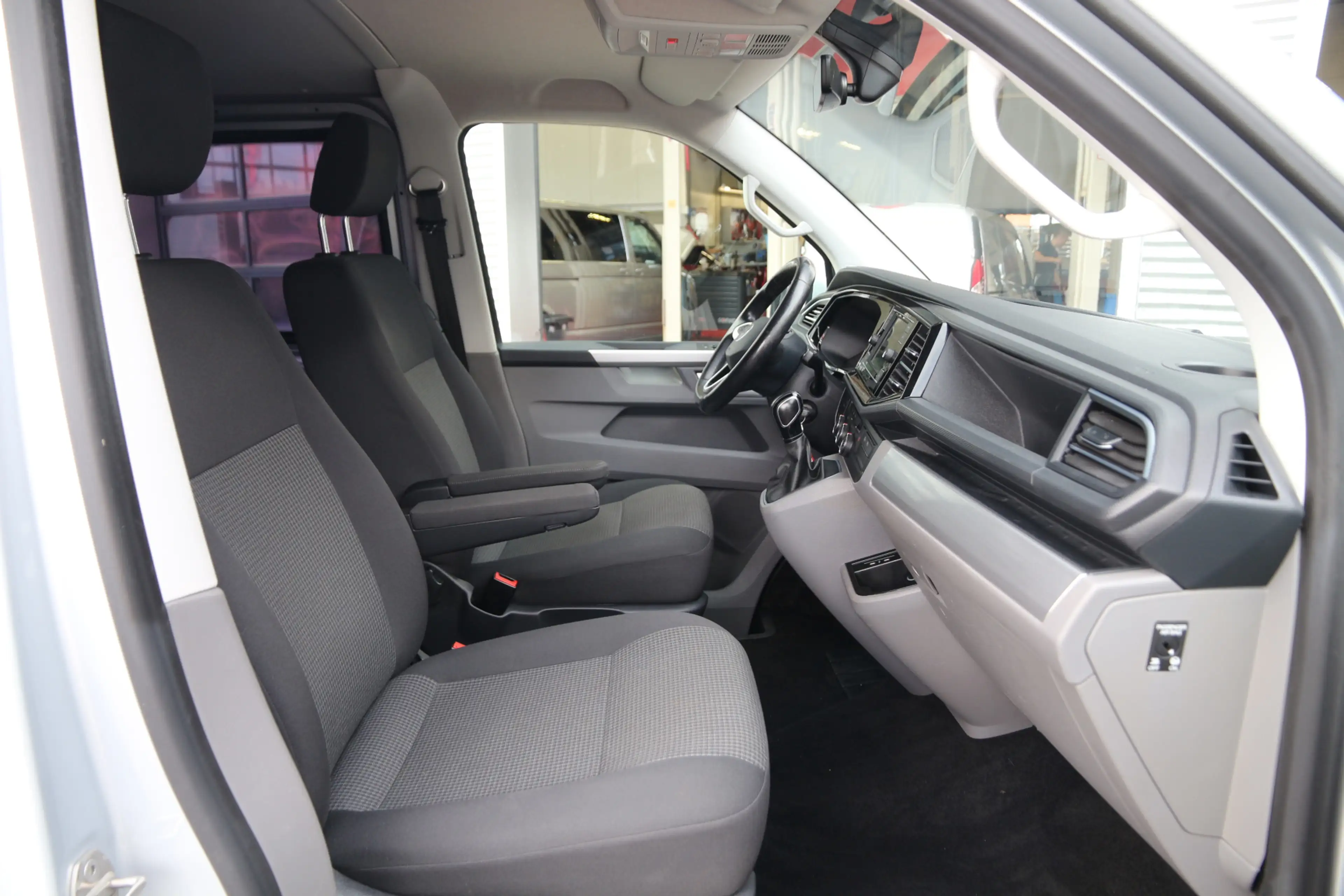 Volkswagen T6.1 Transporter 2.0 TDI 150 | Aut. | DC | L2H1 | LED | Cruise | Ai — photo 9