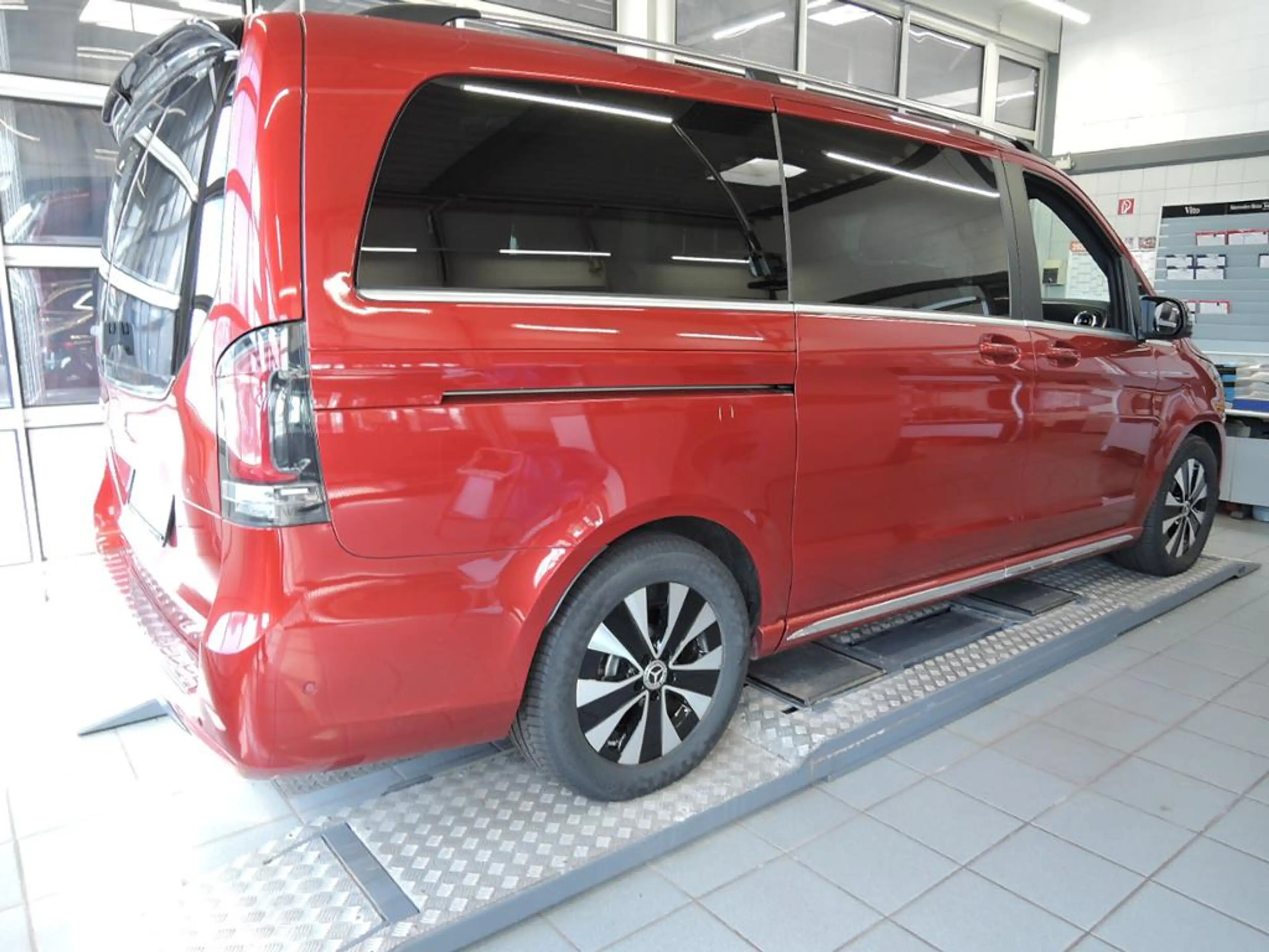 Mercedes-Benz EQV 300 AVANTGARDE Lang Panoramaschiebedach — photo 3