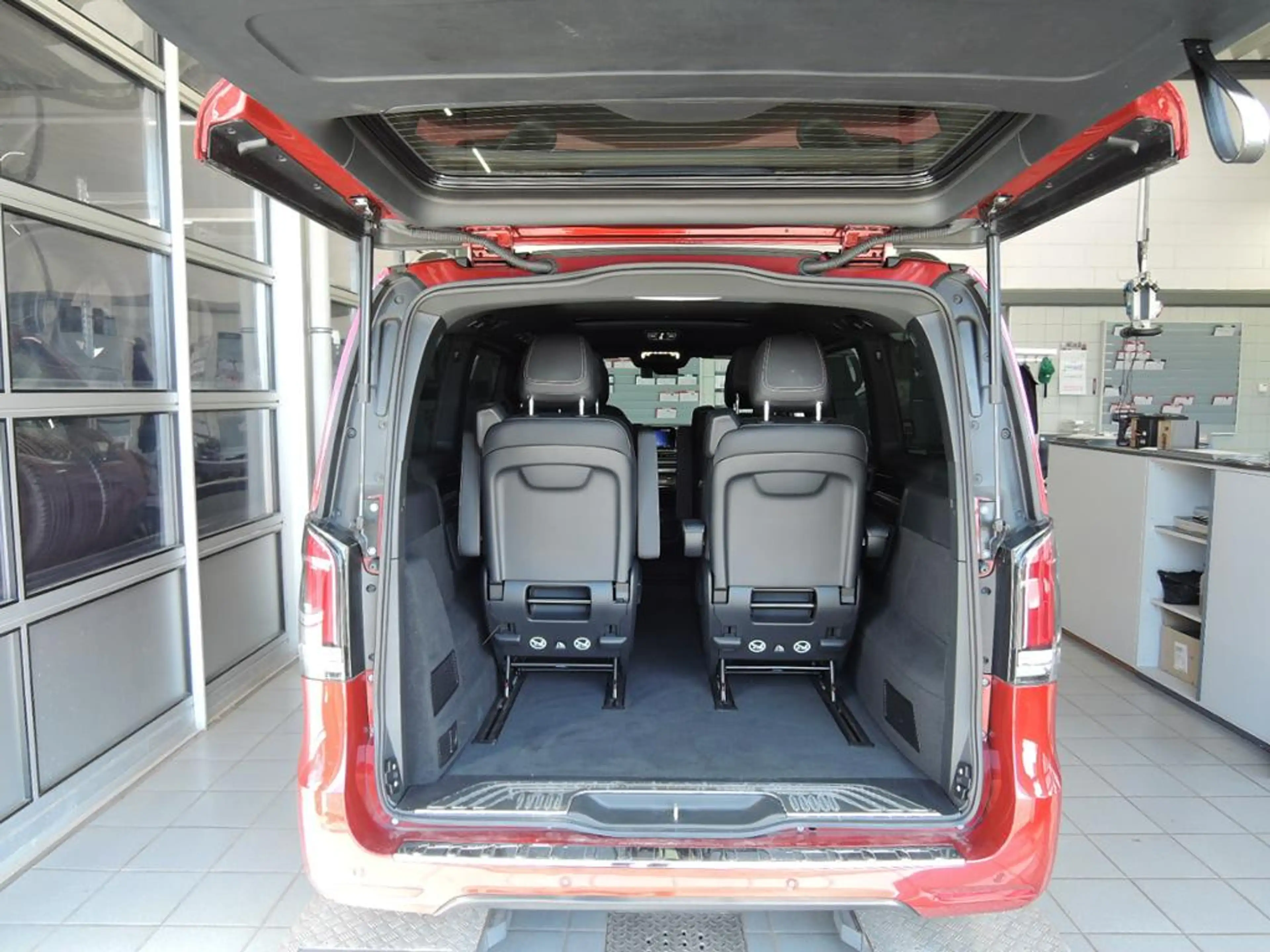 Mercedes-Benz EQV 300 AVANTGARDE Lang Panoramaschiebedach — photo 4