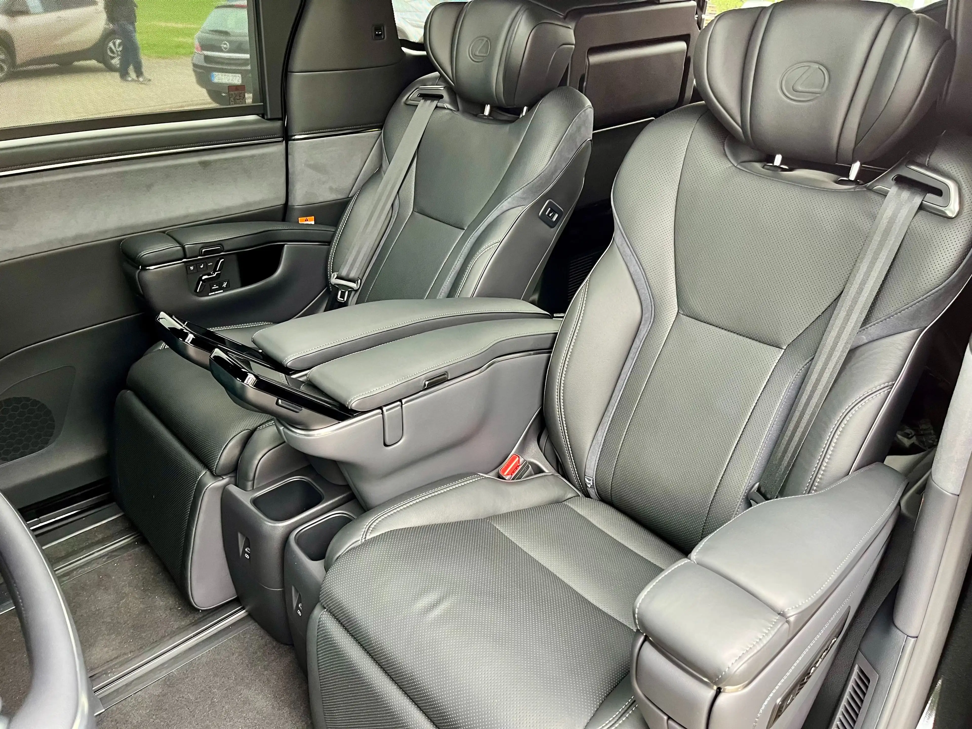 Lexus LM 350 h Executive — photo 11