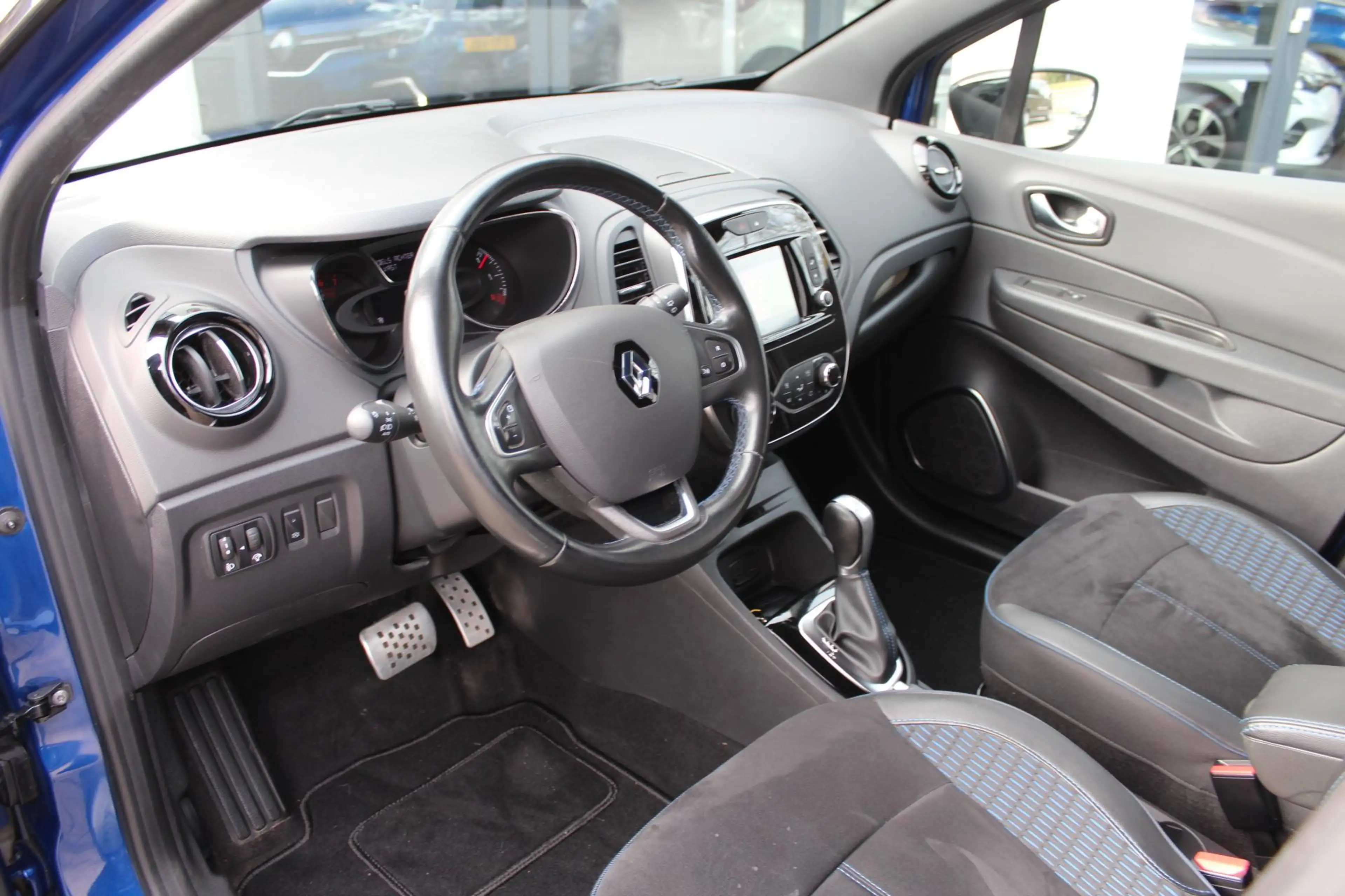 Renault Captur 1.3 TCe Version S — photo 3