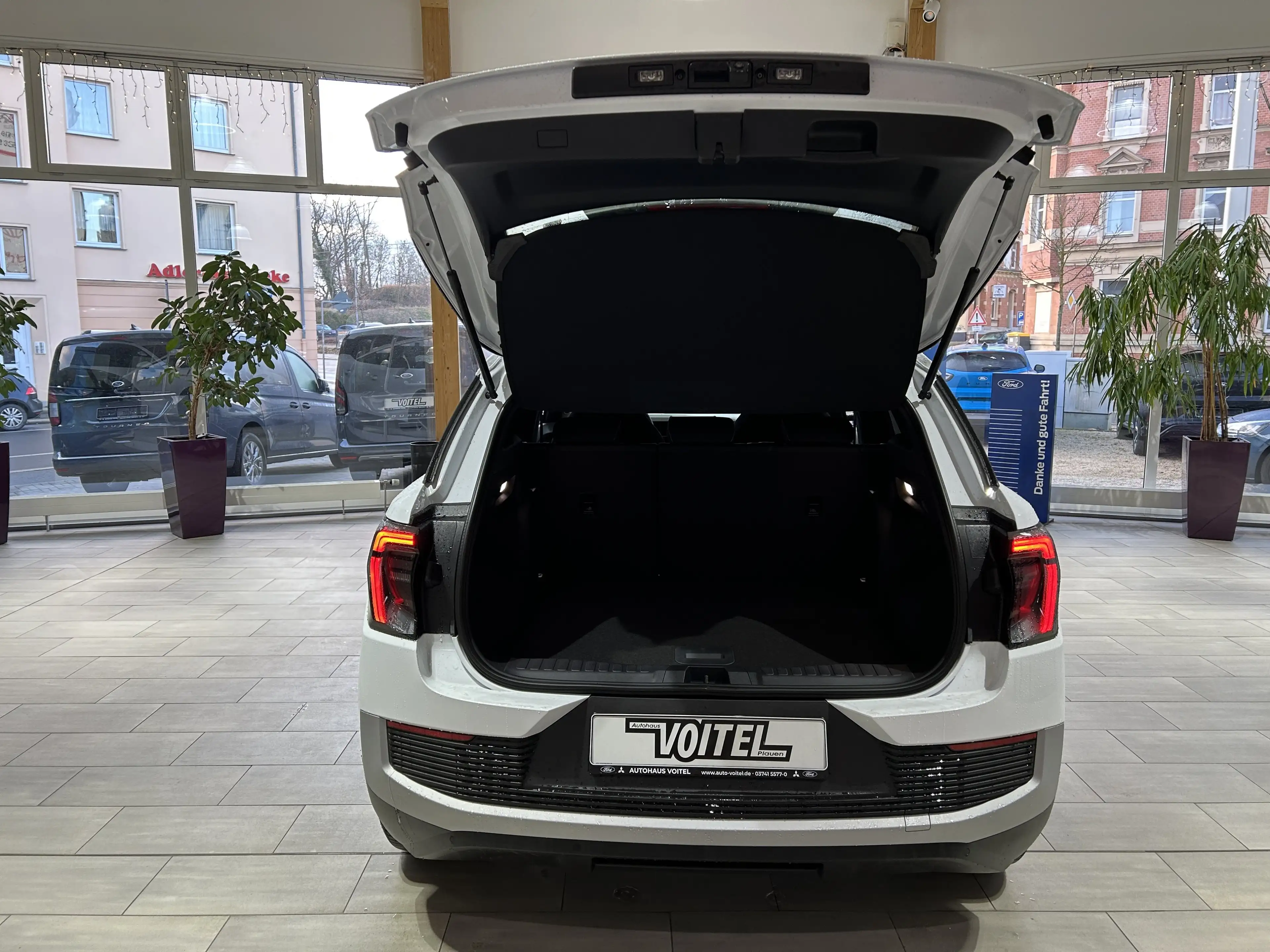 Ford Explorer Select RWD — photo 12
