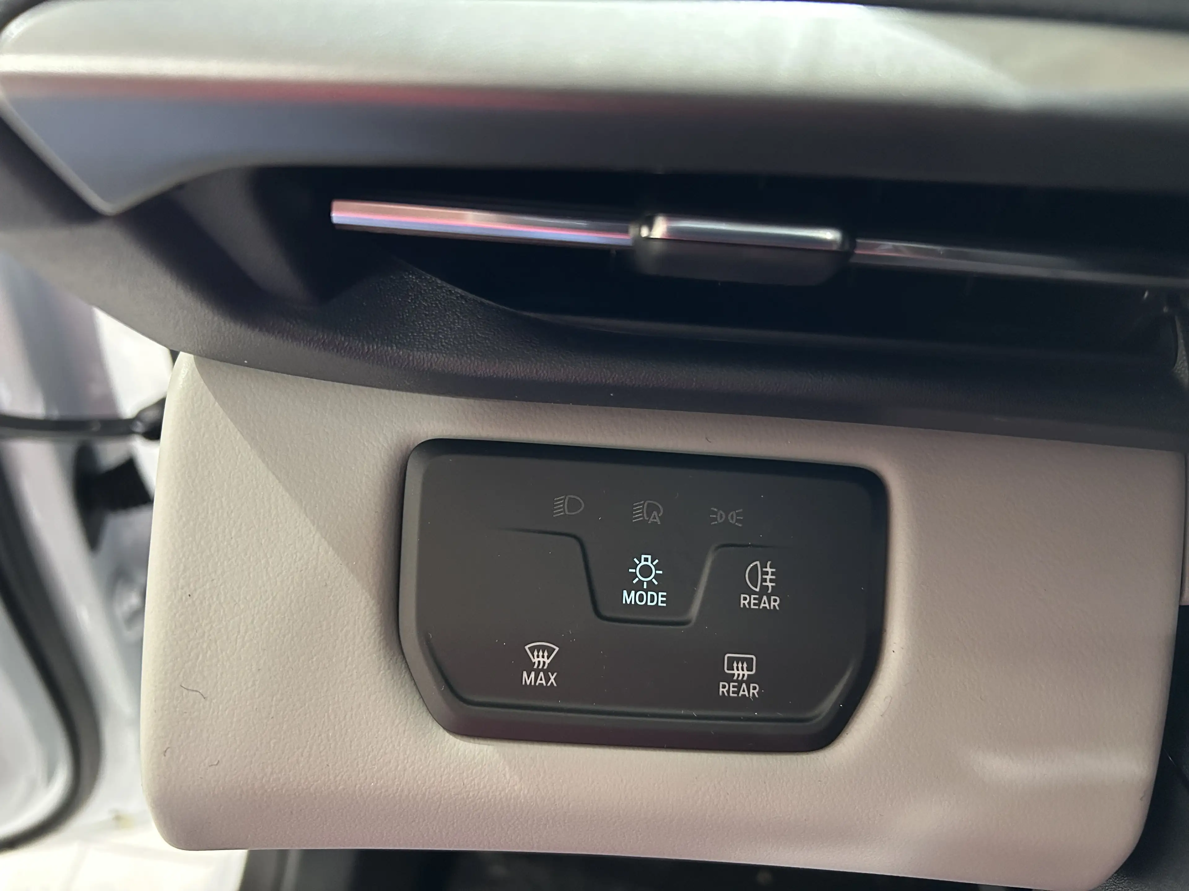 Ford Explorer Select RWD — photo 11