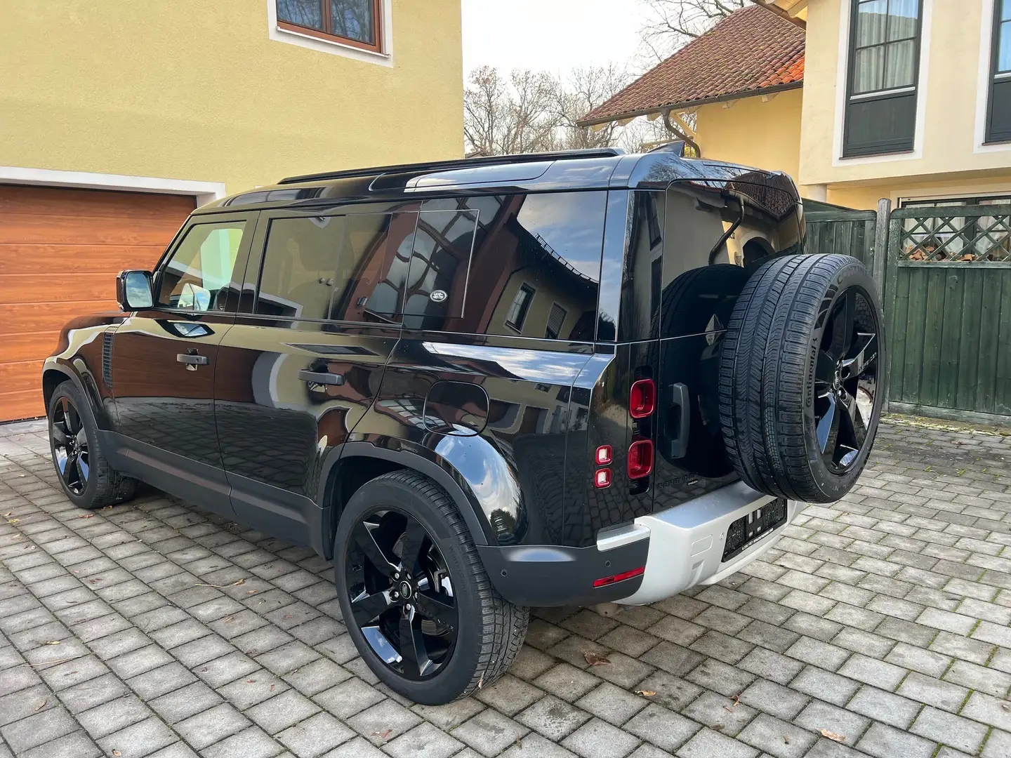 Land Rover Defender 110 Hybrid Basis P400E Schwarz - 2