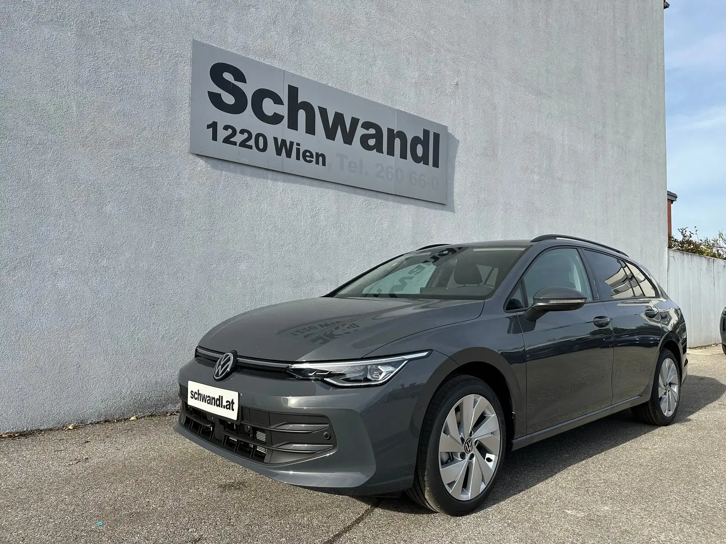 Volkswagen Golf Variant Business mHeV DSG Grau - 2