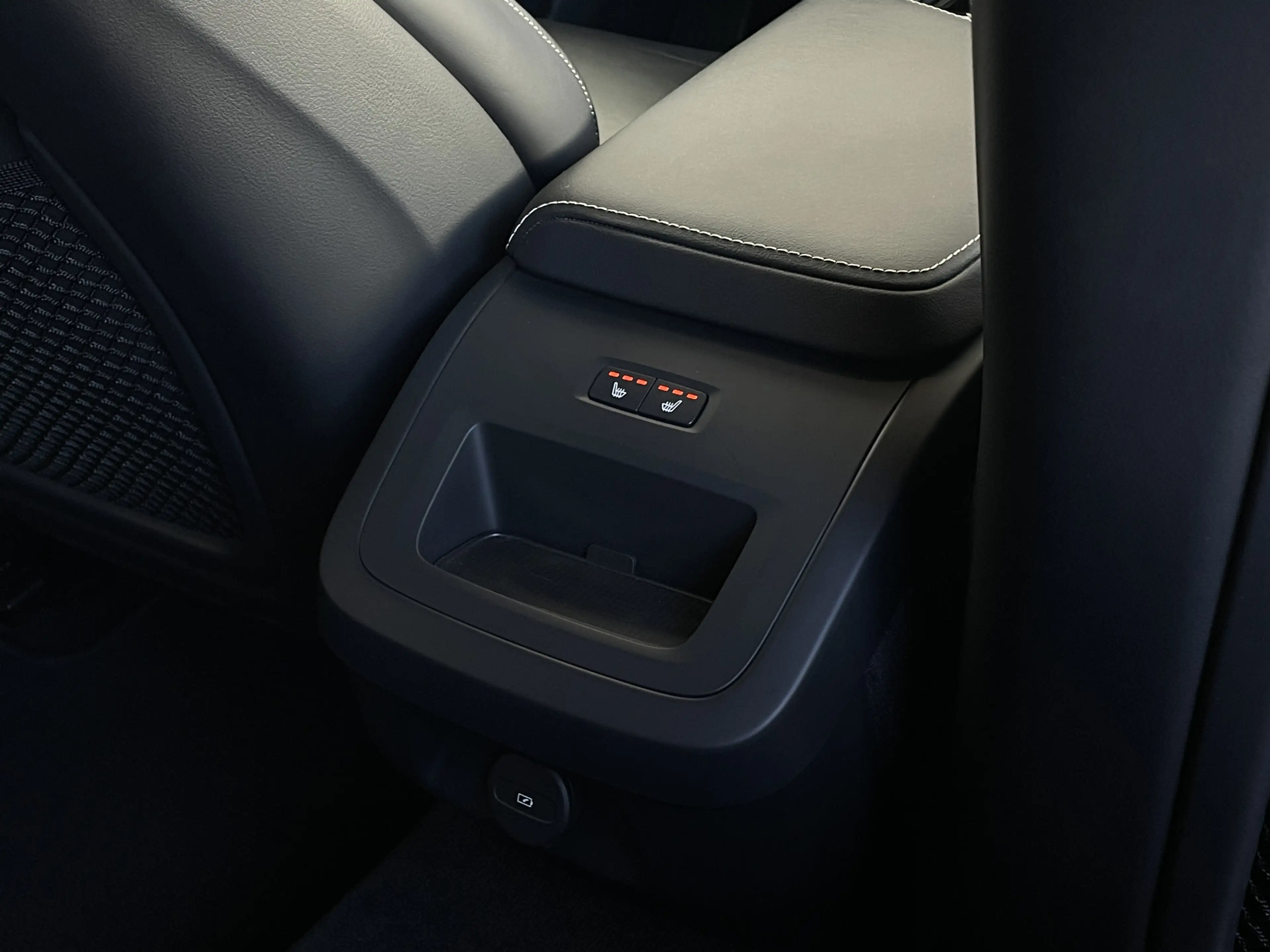 Volvo V60 B4*PLUS DARK*PILOT ASS*R.KAM*HARMAN K*4xSHZ* — photo 13