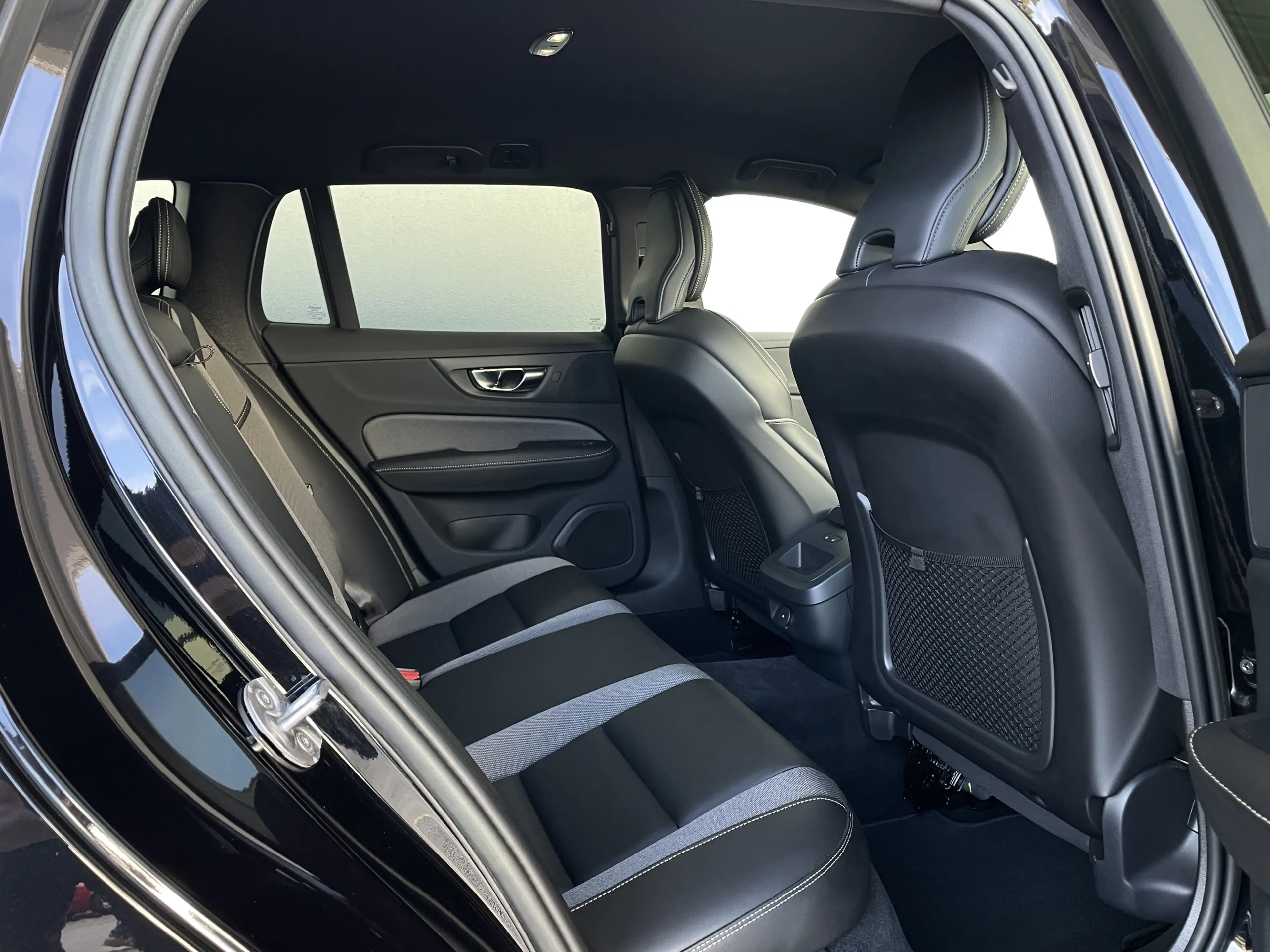 Volvo V60 B4*PLUS DARK*PILOT ASS*R.KAM*HARMAN K*4xSHZ* — photo 12