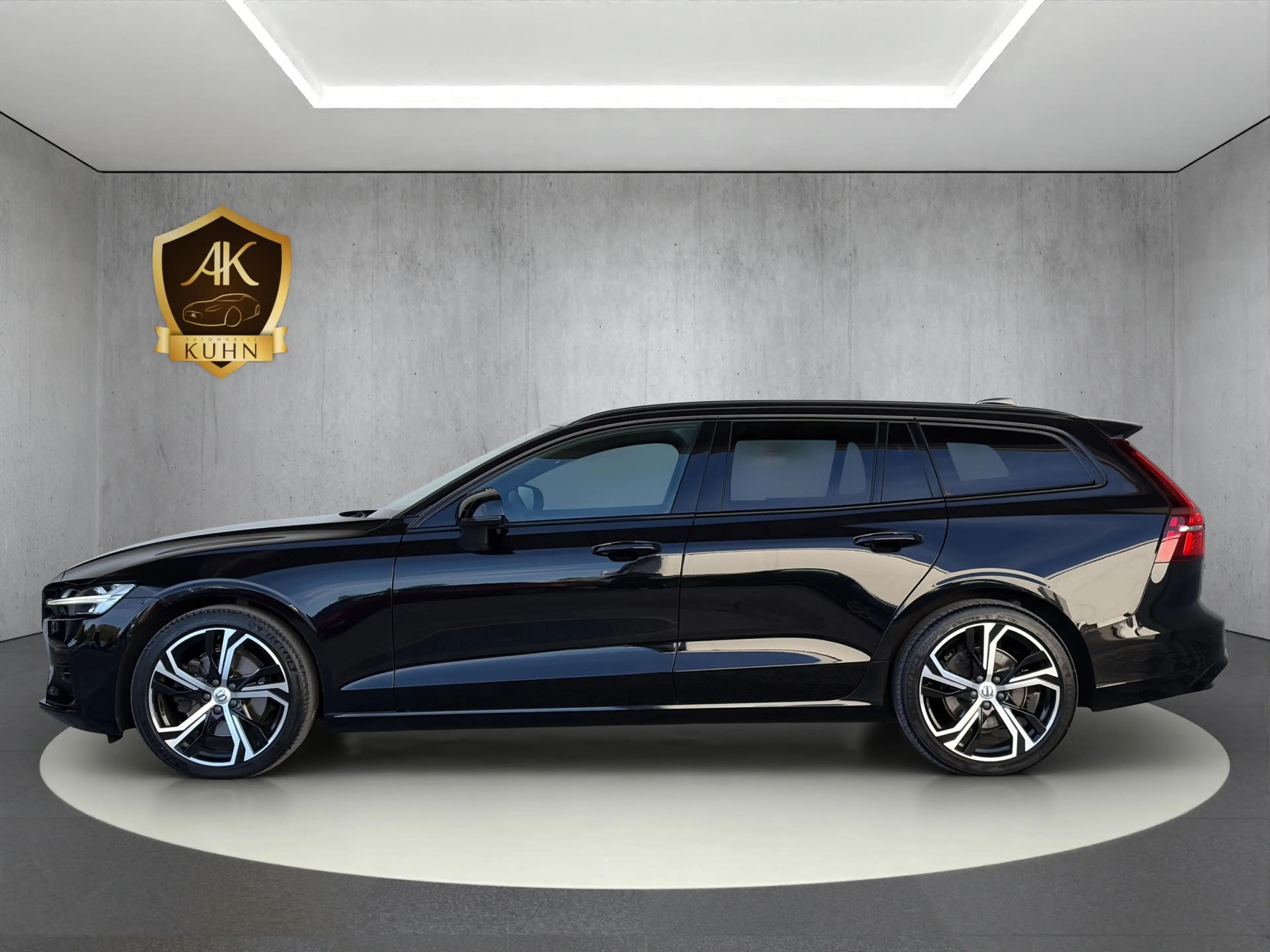 Volvo V60 B4*PLUS DARK*PILOT ASS*R.KAM*HARMAN K*4xSHZ* — photo 5