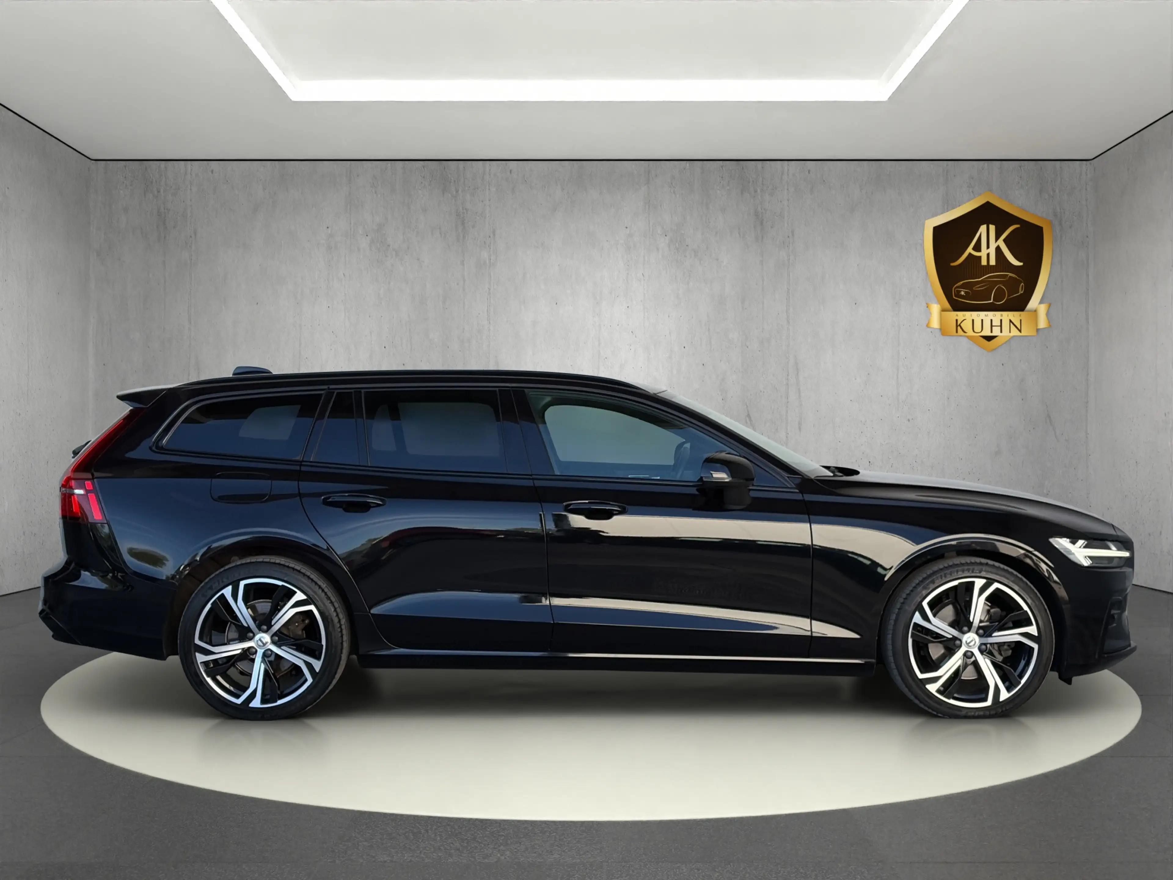 Volvo V60 B4*PLUS DARK*PILOT ASS*R.KAM*HARMAN K*4xSHZ* — photo 9